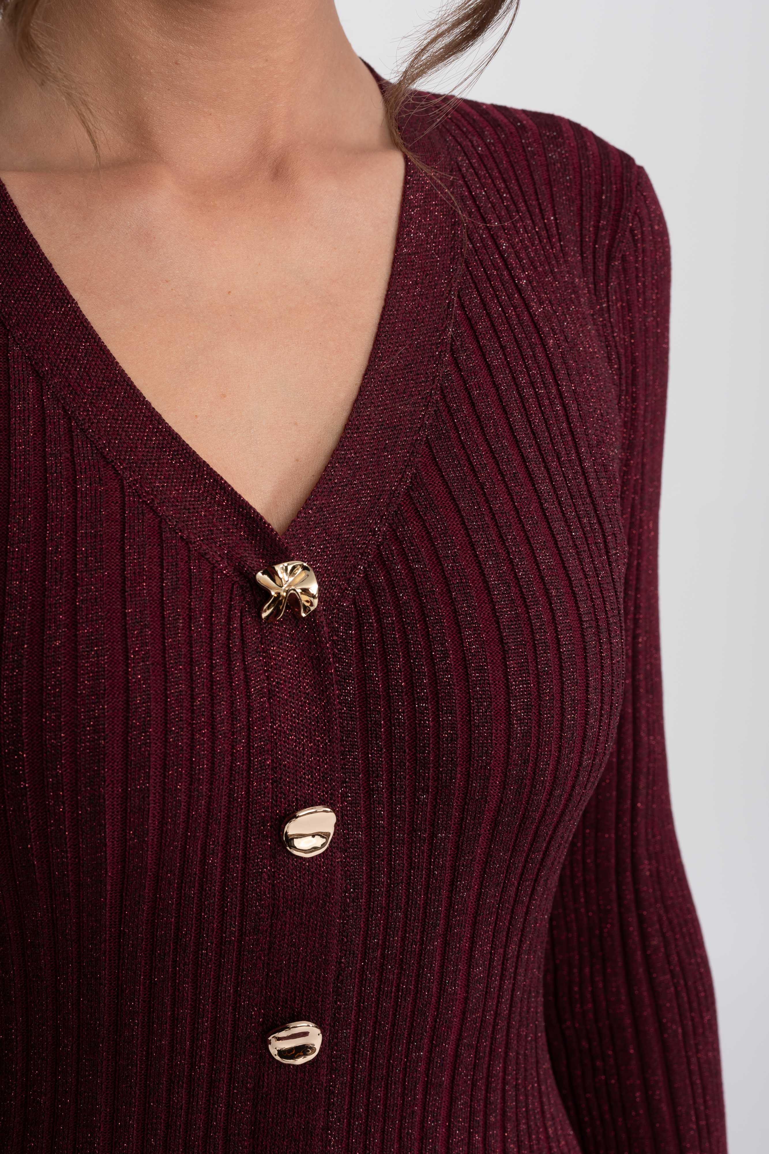 Geripptes Strick-Maxikleid mit V-Ausschnitt und Knopfleiste vorne sowie Rüschenmanschetten - Burgundy