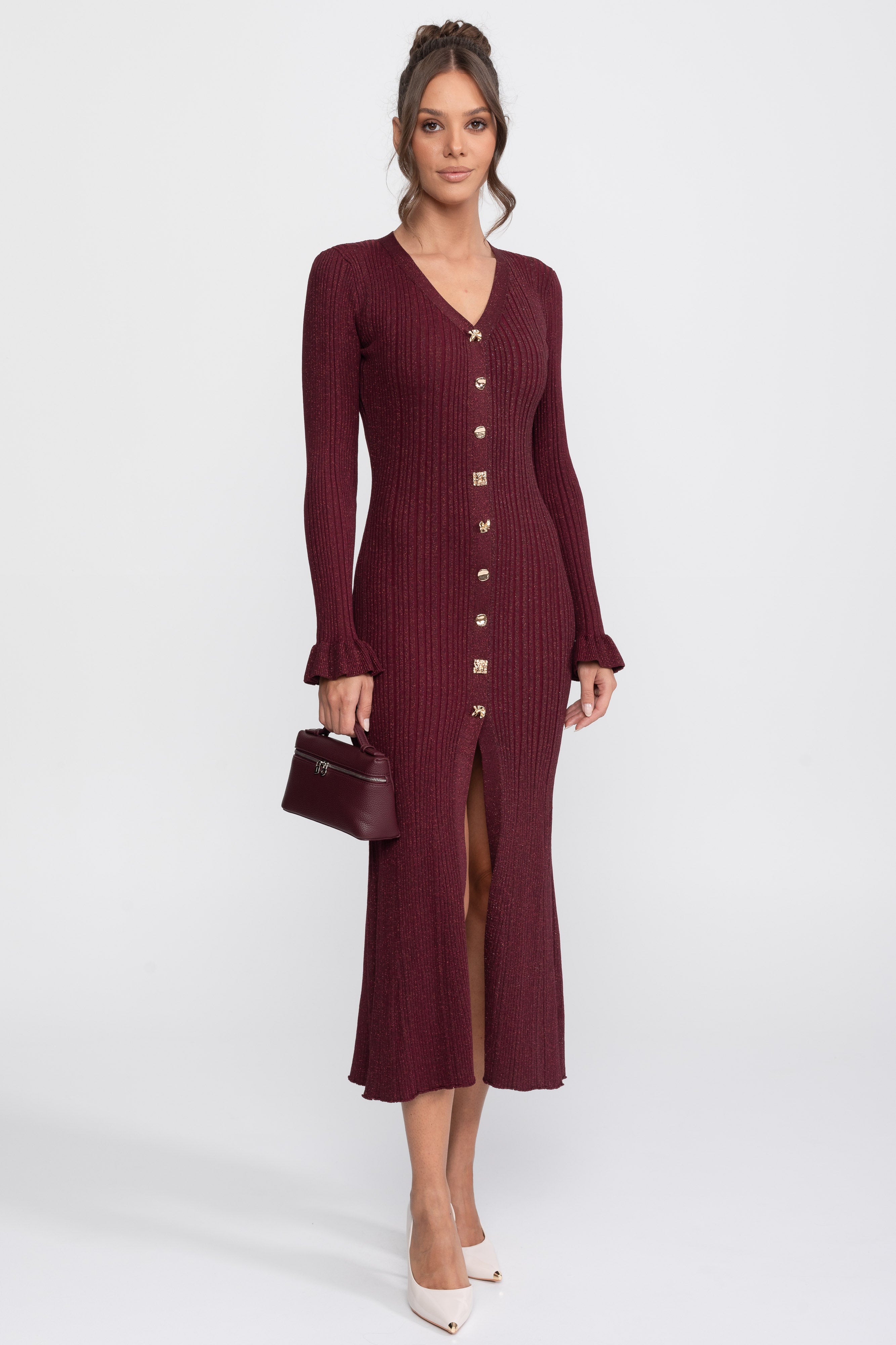 Geripptes Strick-Maxikleid mit V-Ausschnitt und Knopfleiste vorne sowie Rüschenmanschetten - Burgundy