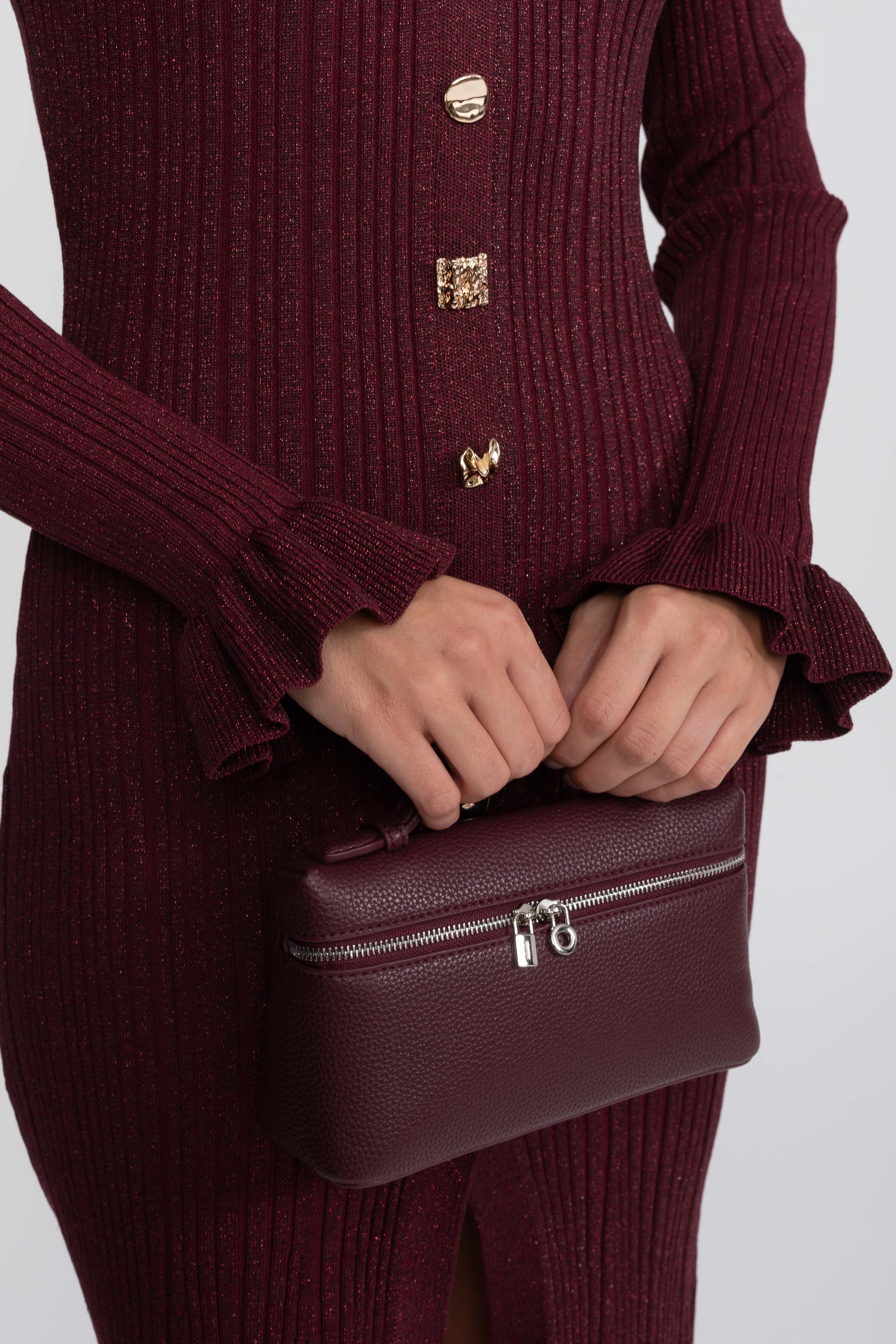 Geripptes Strick-Maxikleid mit V-Ausschnitt und Knopfleiste vorne sowie Rüschenmanschetten - Burgundy