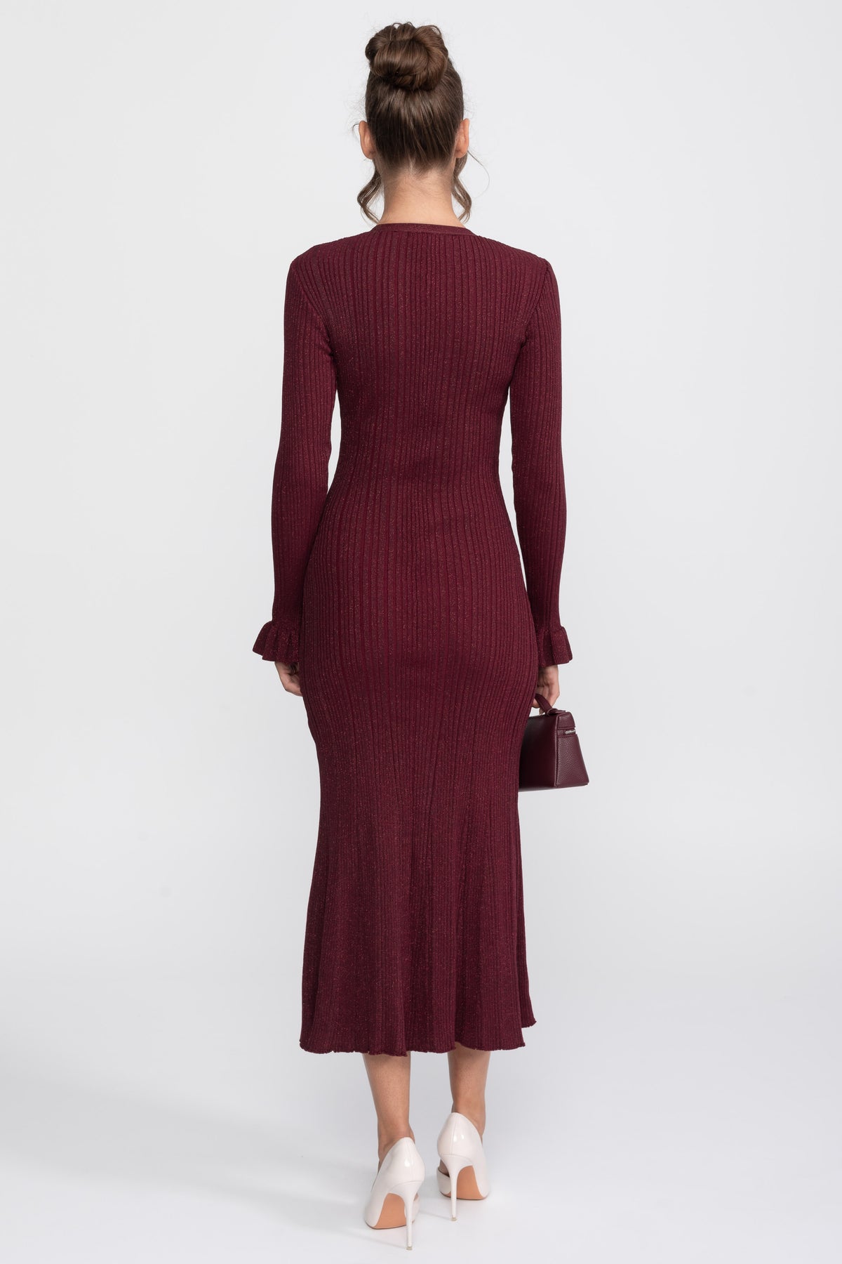 Geripptes Strick-Maxikleid mit V-Ausschnitt und Knopfleiste vorne sowie Rüschenmanschetten - Burgundy