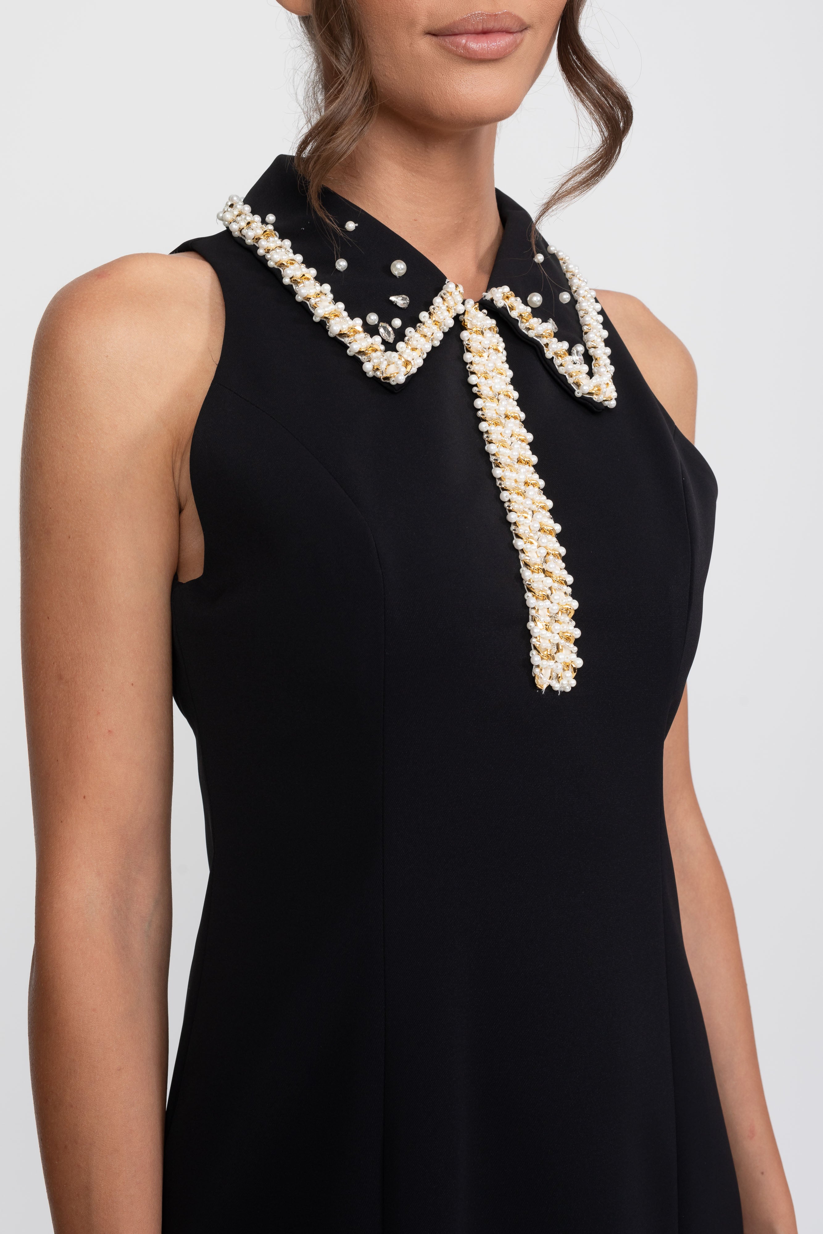 Ärmelloses Mini-Kleid mit perlenverziertem Kragen - Schwarz