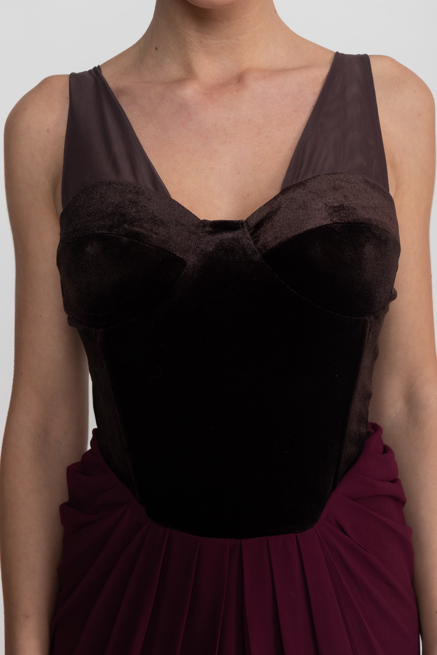 Maxikleid mit Samtkorsett-Oberteil und fließendem Rock - Burgunderrot