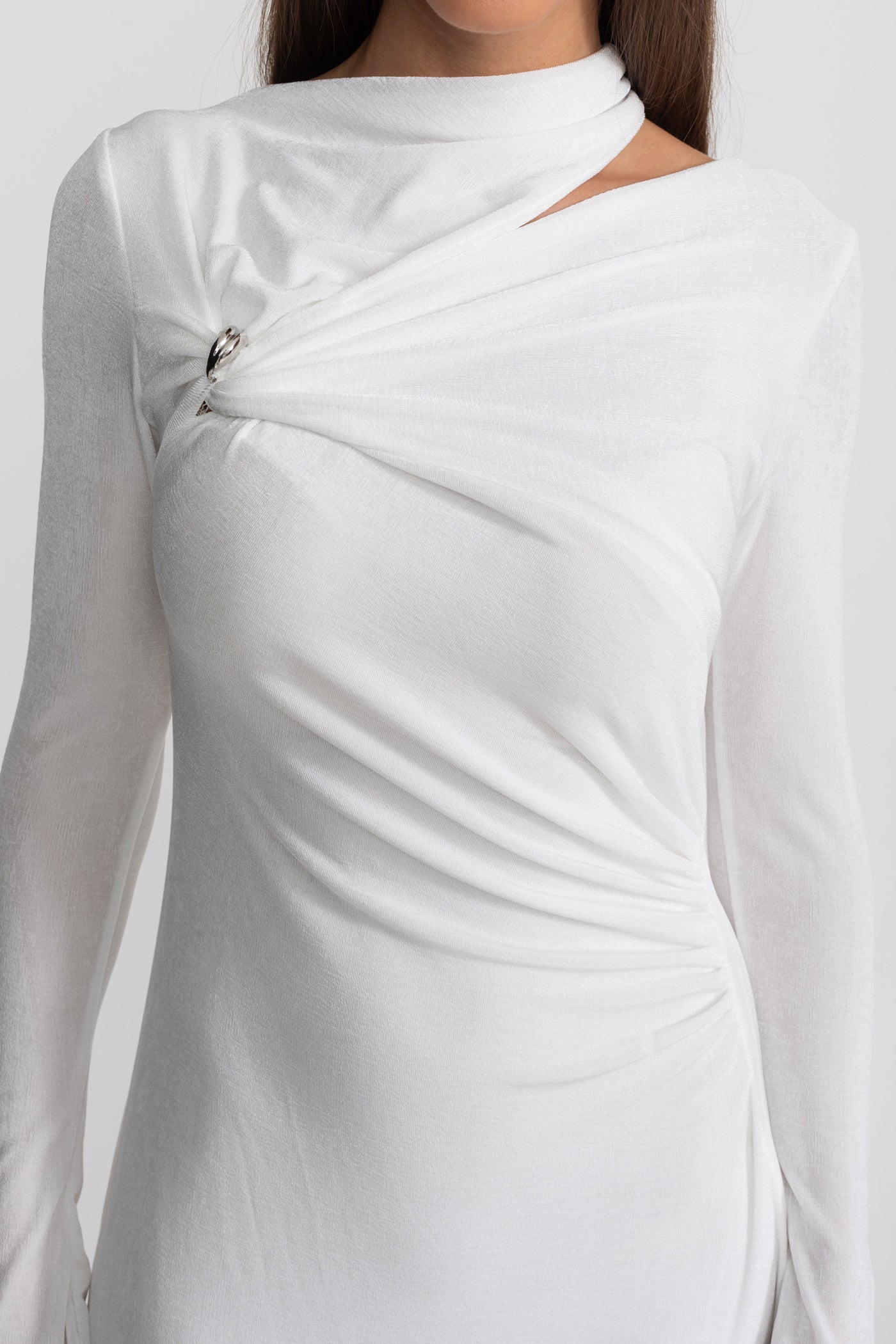 Drapiertes Maxikleid mit Cut-Out und elegantem Detail – Weiß