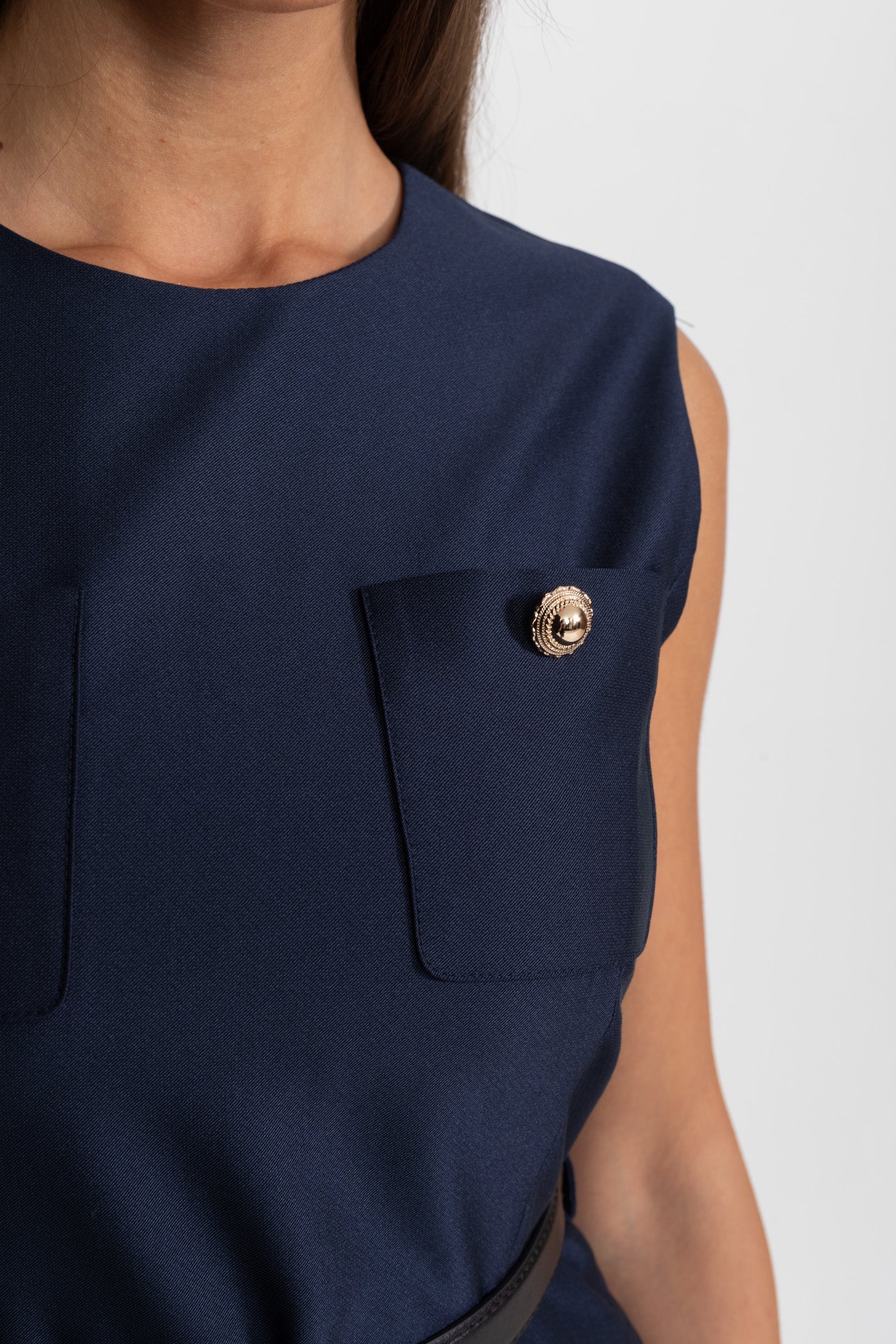 Ärmelloses Midikleid mit tailliertem Gürtel und kontrastierendem Rock - Navy