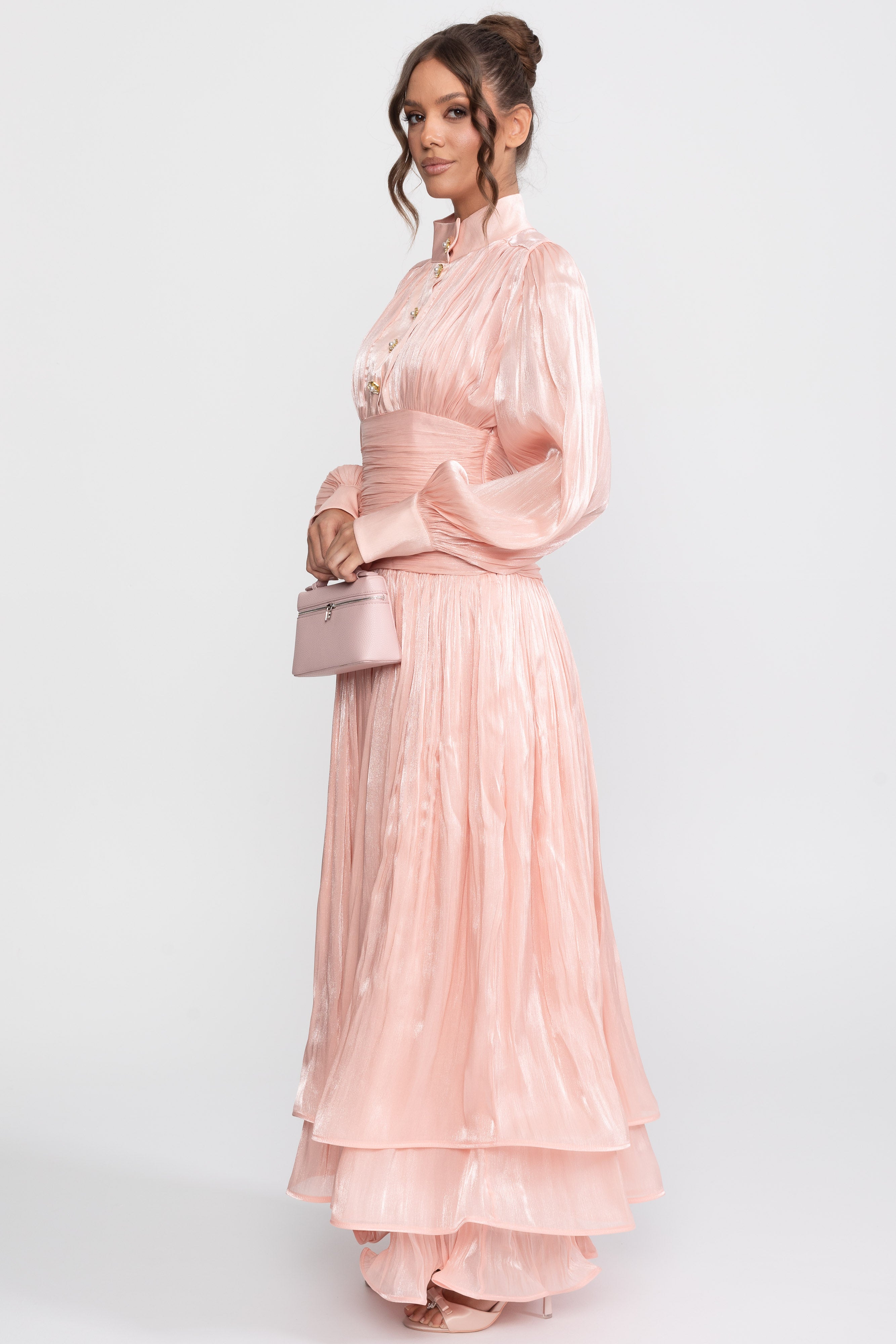 Maxikleid mit Stufendesign und Ballonärmeln mit juwelenbesetzten Rosenknöpfen - Peach