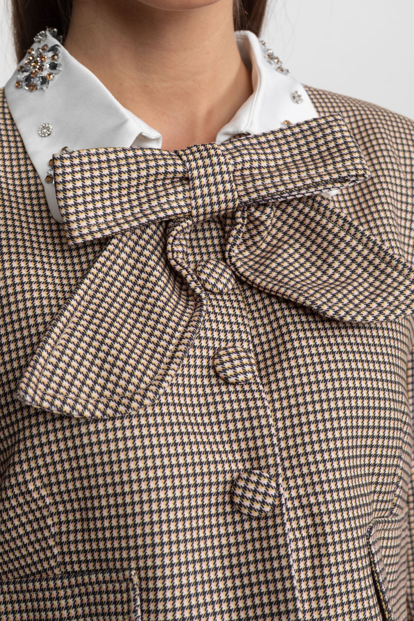 Karierter, maßgeschneiderter Co-Ord-Anzug mit markantem Schleifendetail – Beige