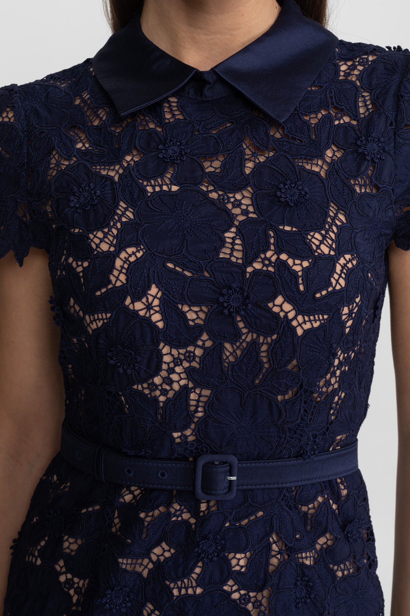 Spitzen-Midikleid mit tailliertem Gürtel und Kragen – Navy