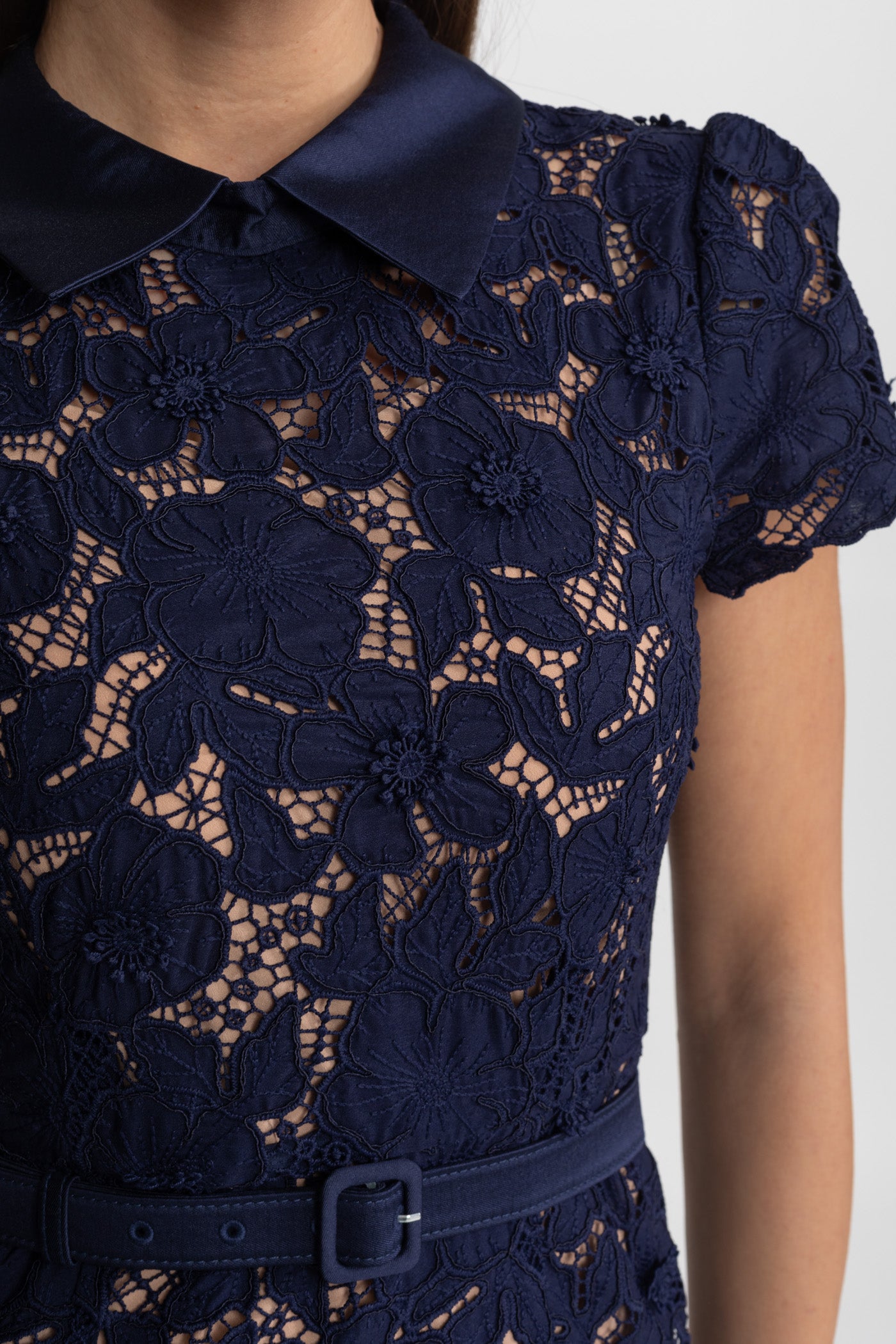 Spitzen-Midikleid mit tailliertem Gürtel und Kragen – Navy