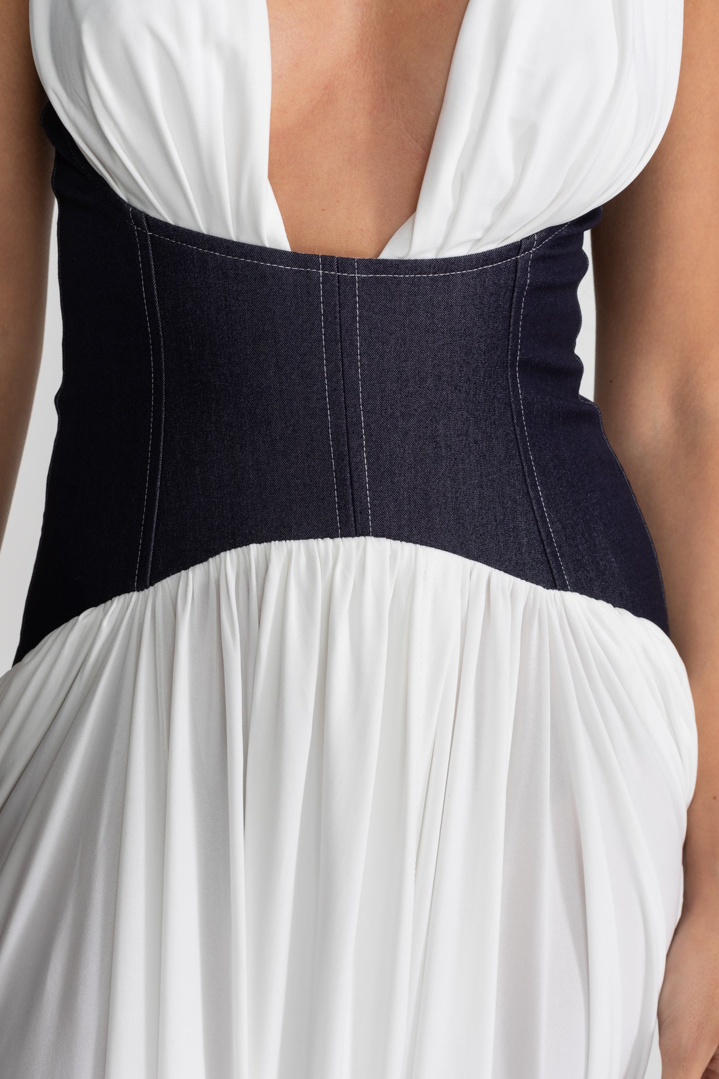 Halter-Maxikleid mit Denim-Korsett-Taillengürtel – Weiß