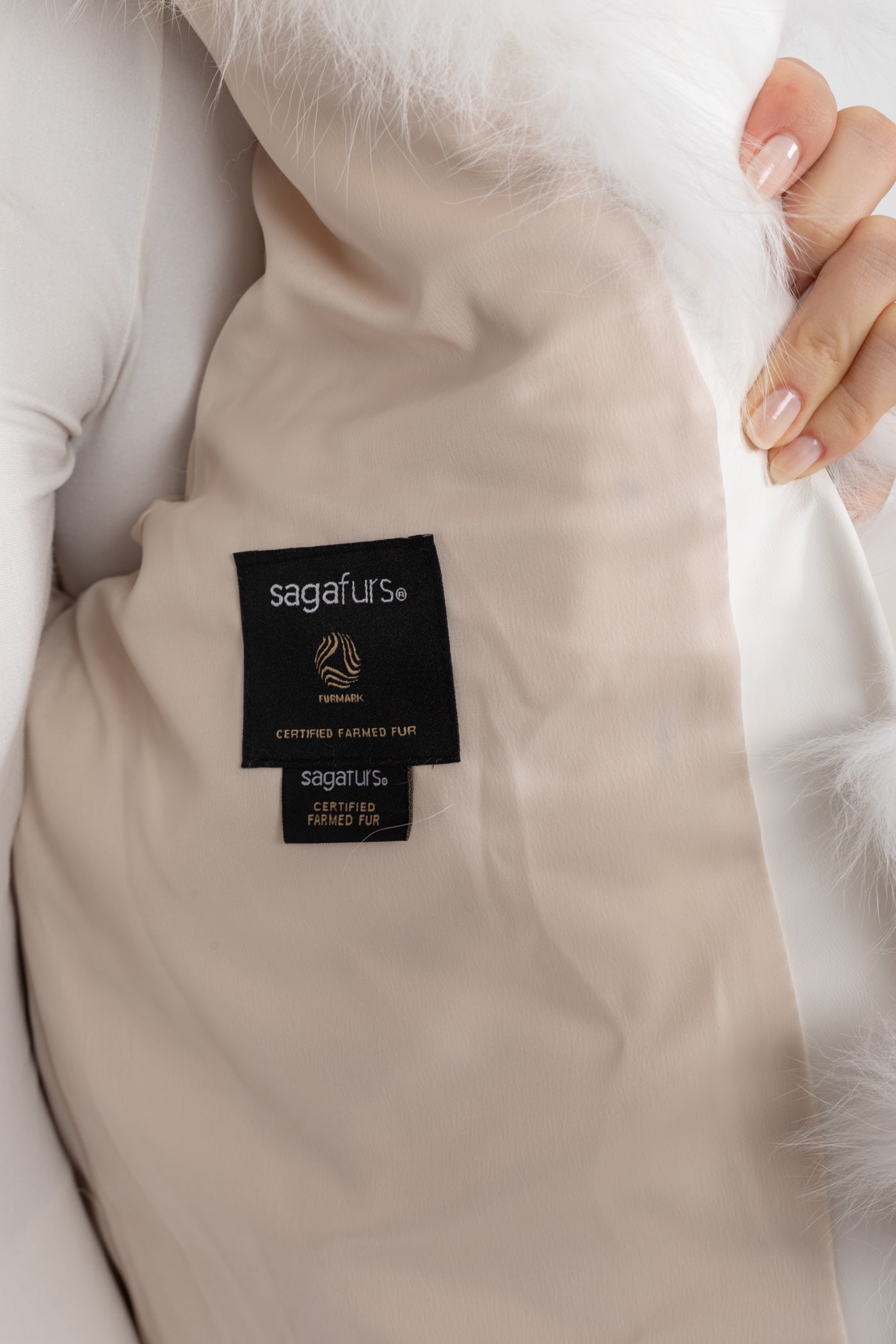Gestufte Fuchsfelljacke mit übergroßem Schalkragen – Weiß