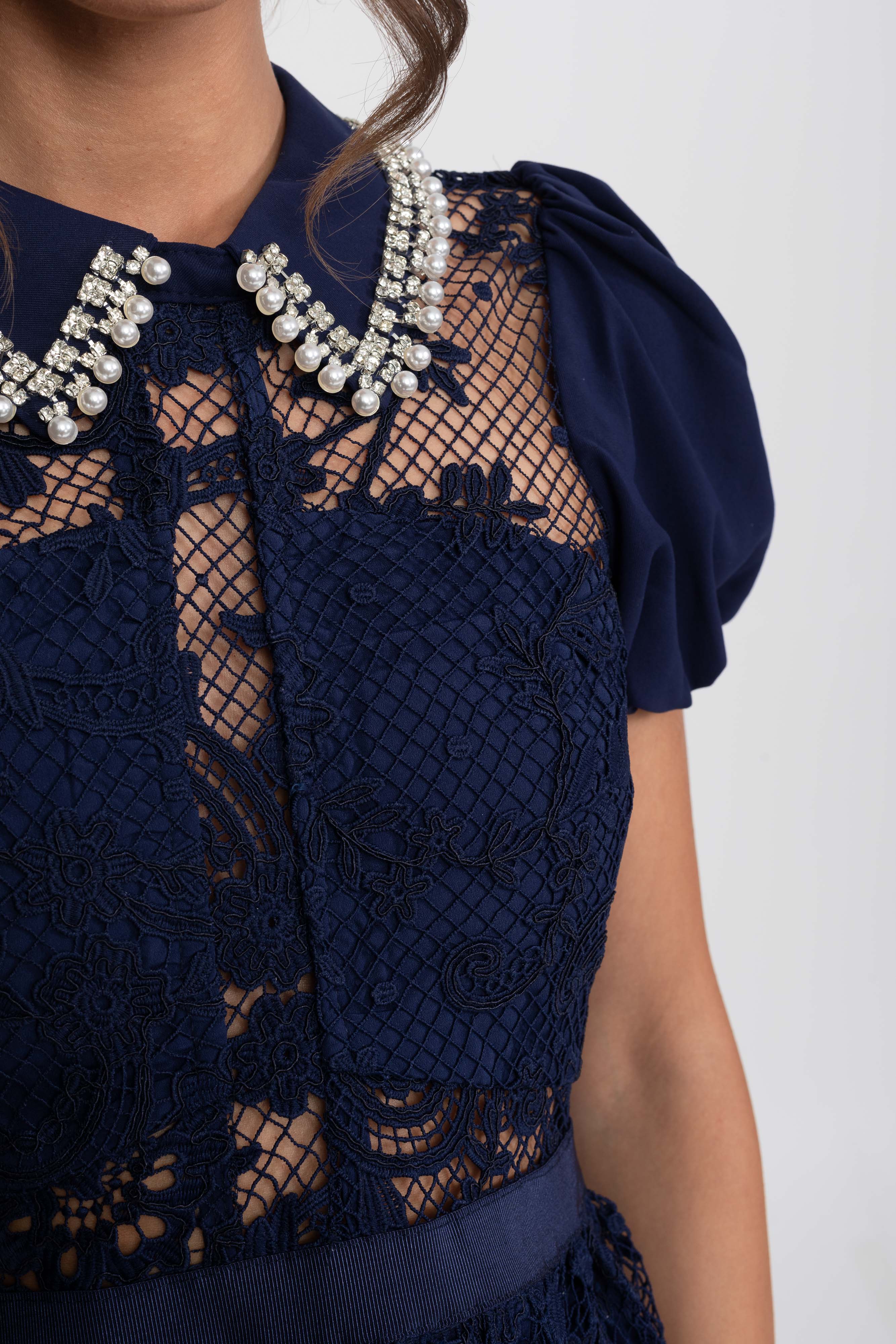 Mini-Kleid mit Puffärmeln und Spitze mit Perlenkragen - Navy