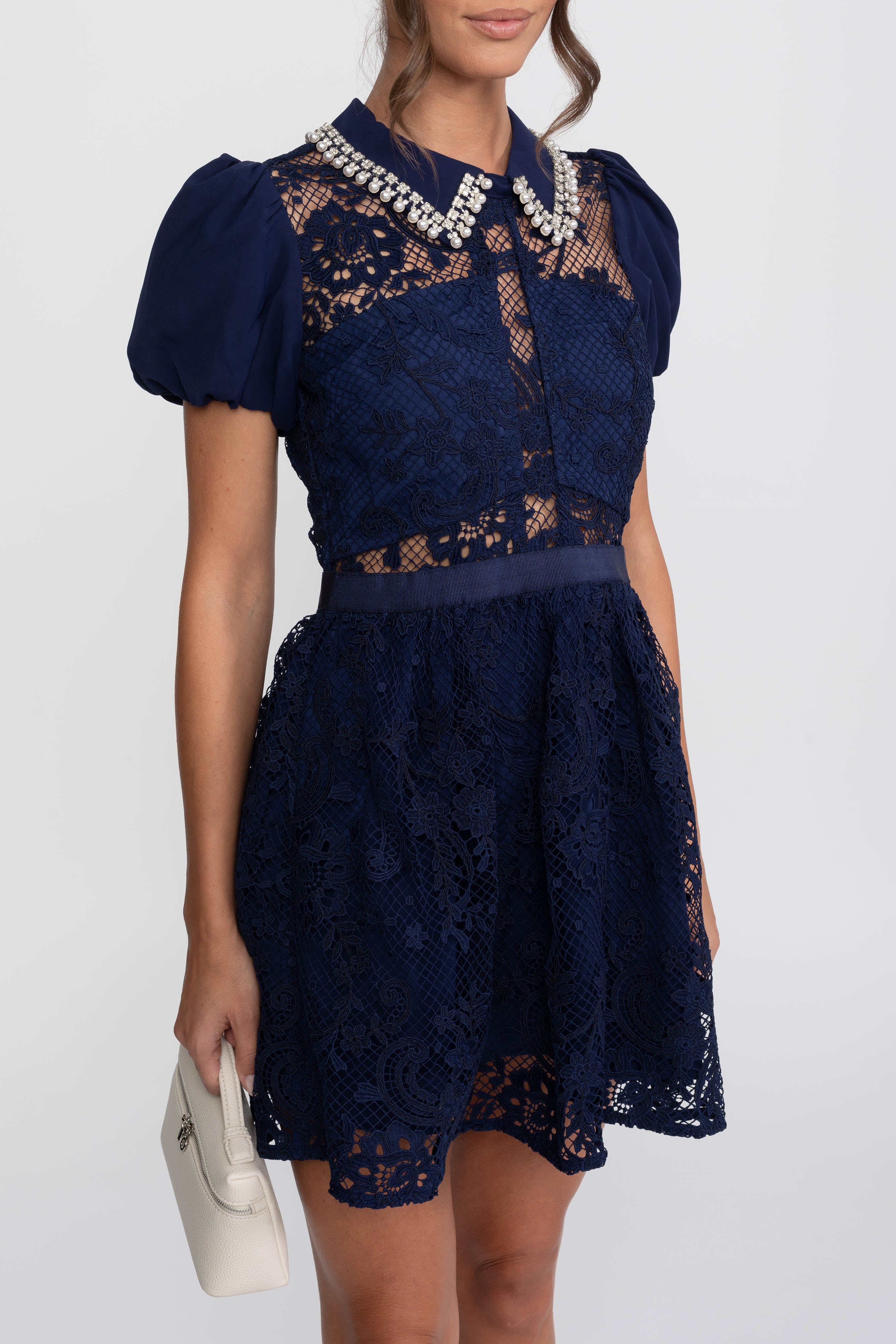 Mini-Kleid mit Puffärmeln und Spitze mit Perlenkragen - Navy