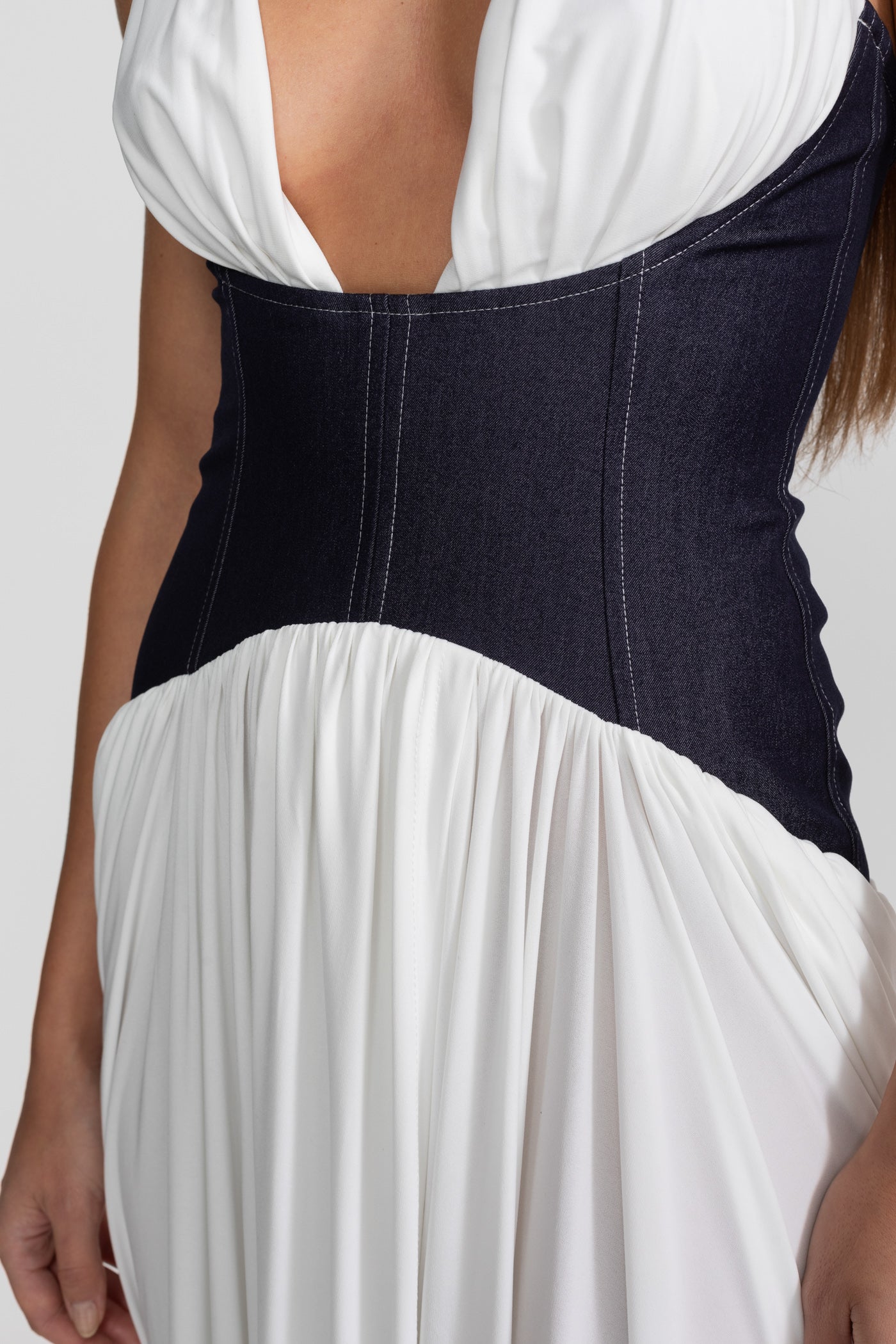 Halter-Maxikleid mit Denim-Korsett-Taillengürtel – Weiß