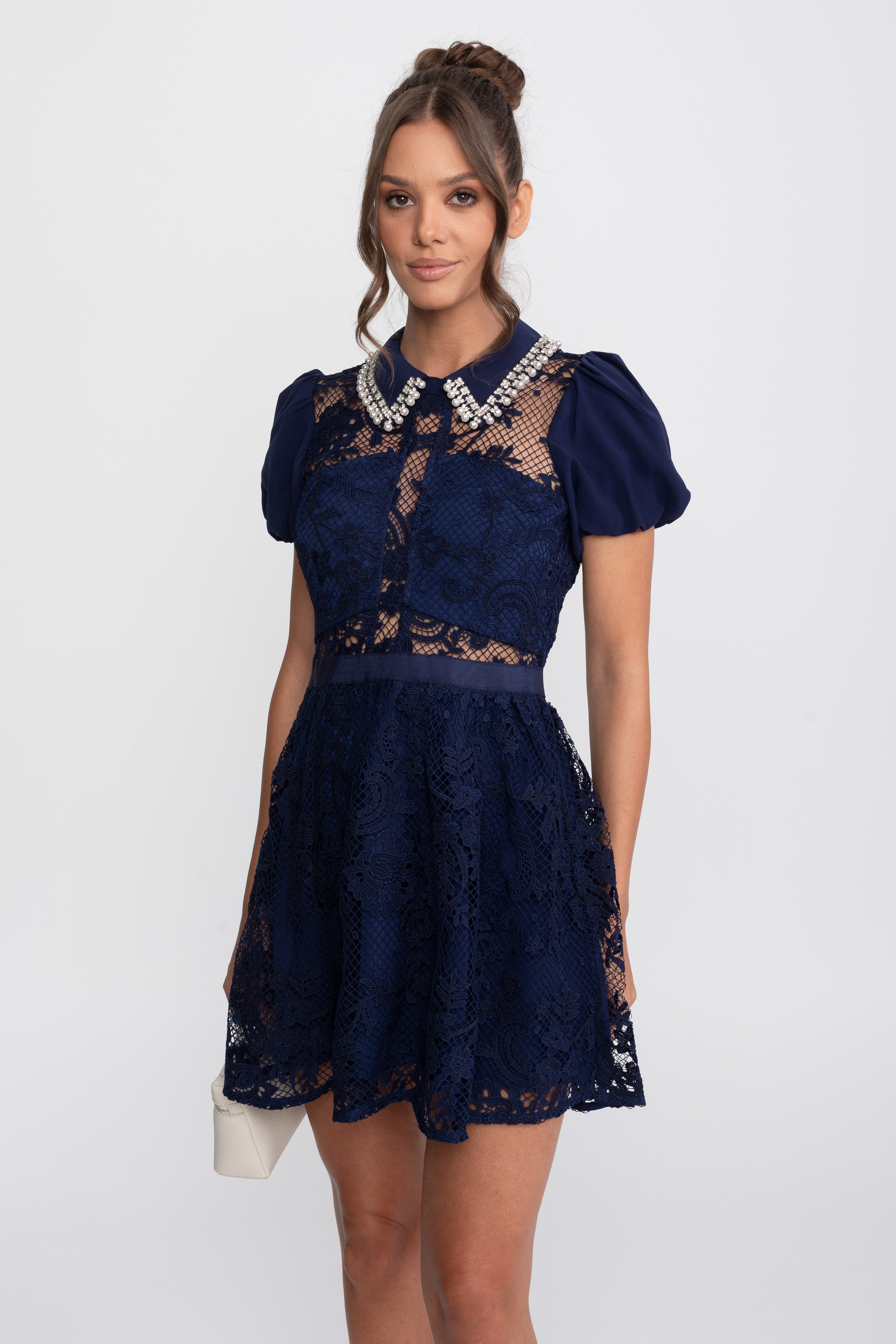 Mini-Kleid mit Puffärmeln und Spitze mit Perlenkragen - Navy