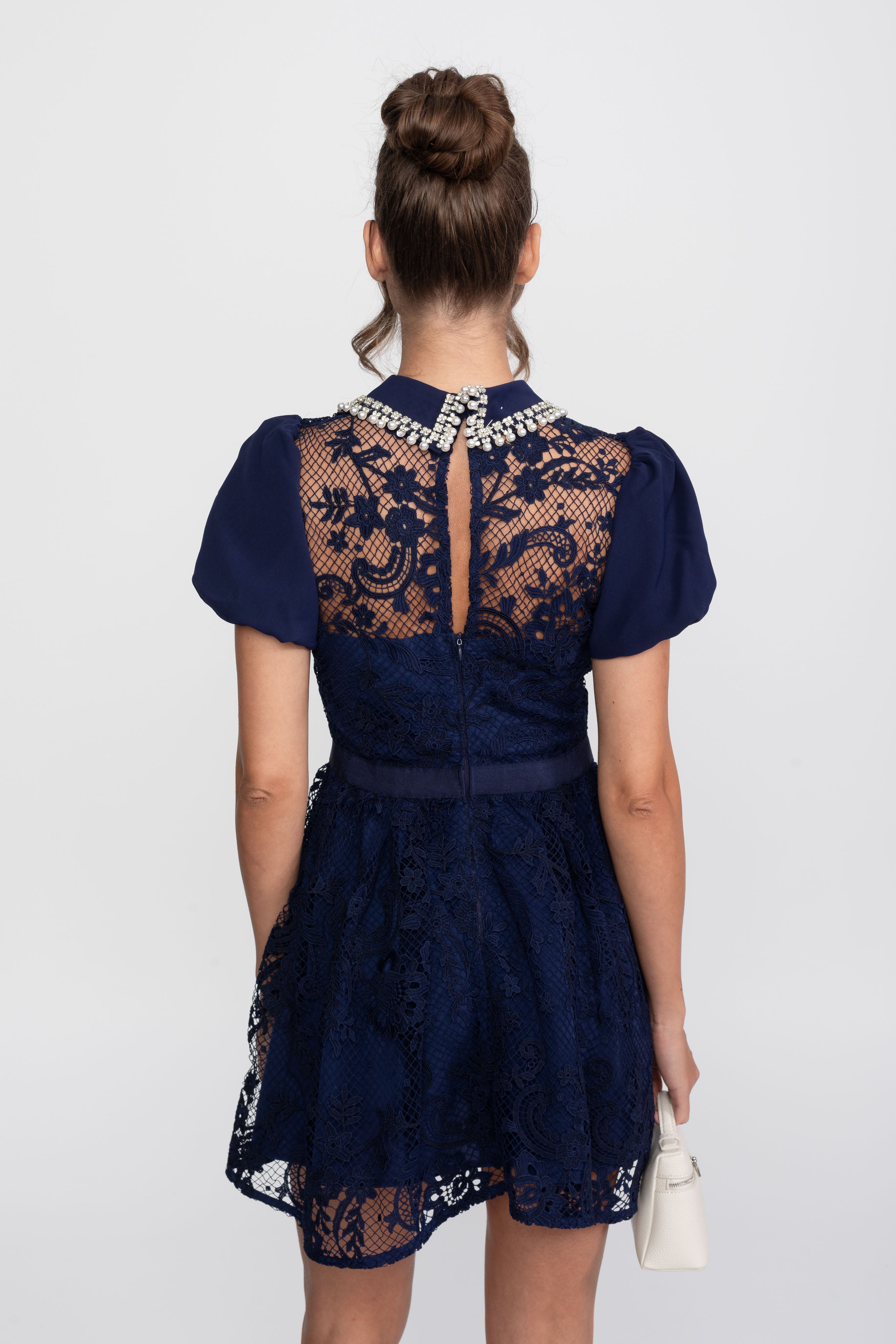 Mini-Kleid mit Puffärmeln und Spitze mit Perlenkragen - Navy