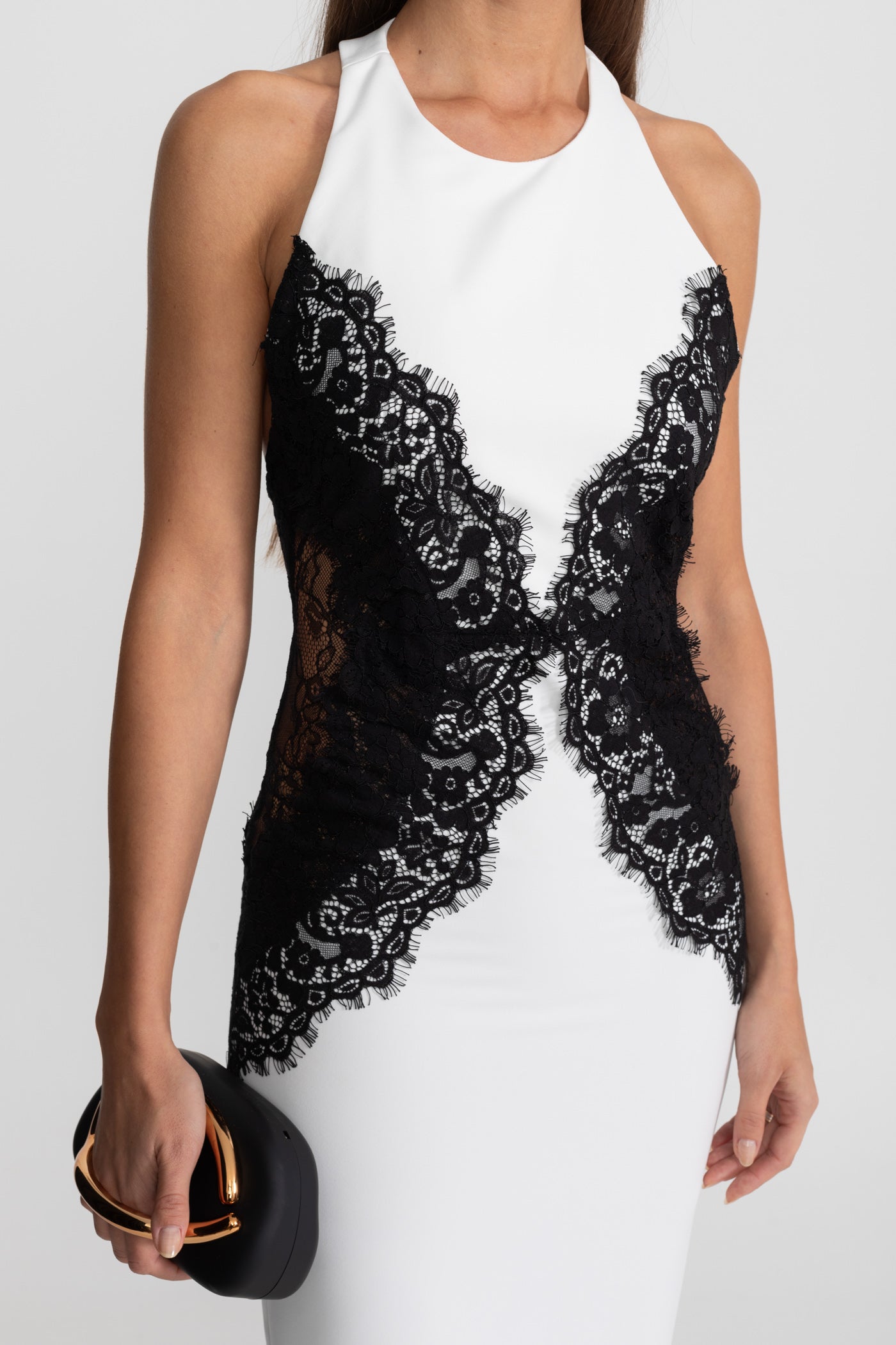 Maxikleid mit Neckholder und kontrastierenden Spitzeneinsätzen – Weiß