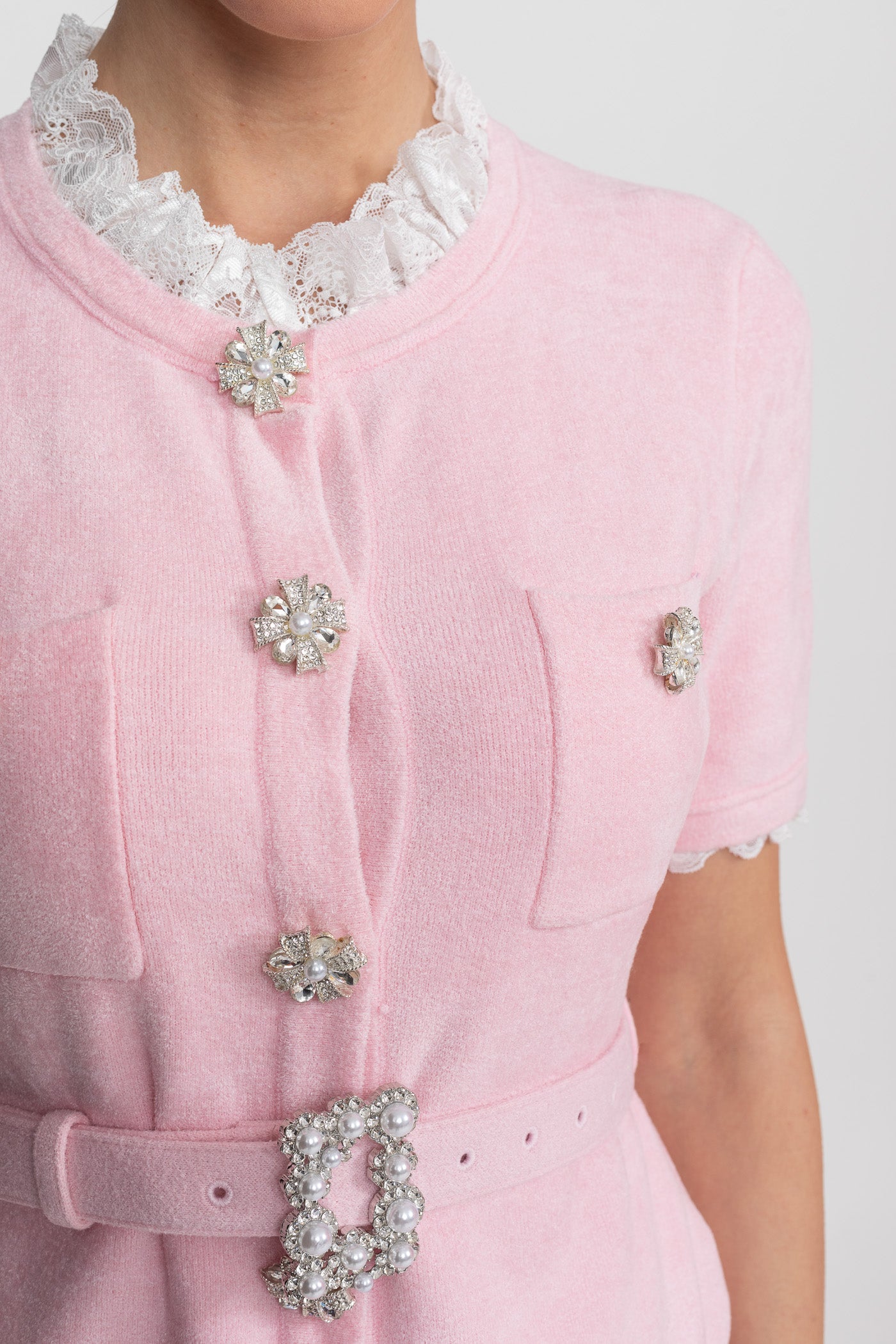Kurzarm-Co-Ord mit Peplum-Taillierung und Gürtel mit Kristallknöpfen - Blush Pink