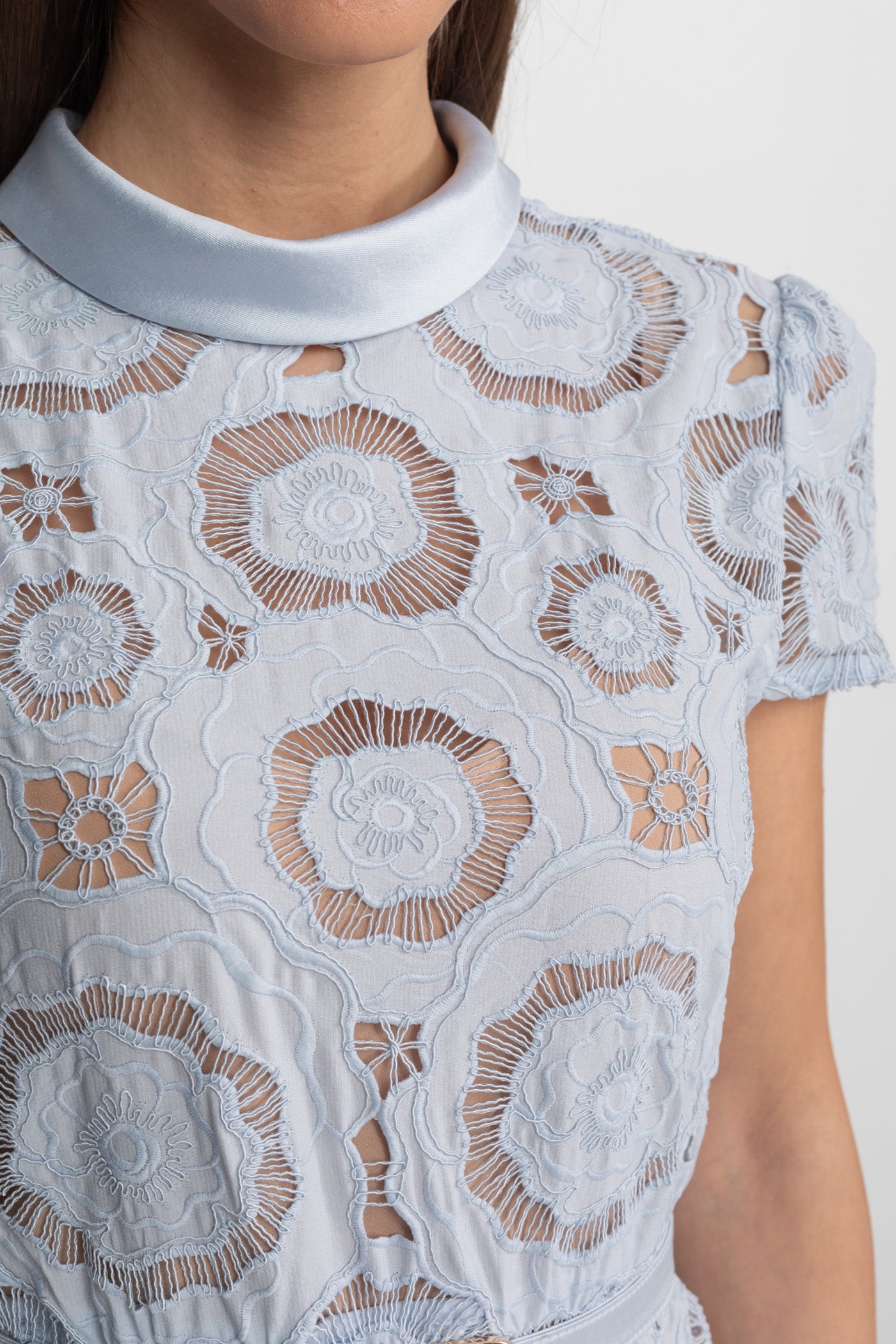 Midi-Kleid aus floraler Spitze mit tailliertem Gürtel – Light Blue