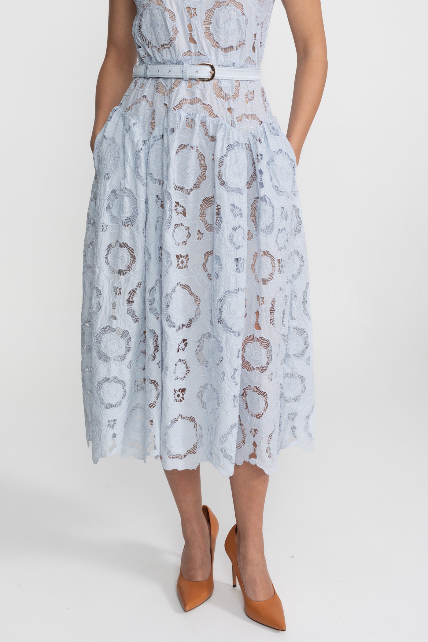 Midi-Kleid aus floraler Spitze mit tailliertem Gürtel – Light Blue