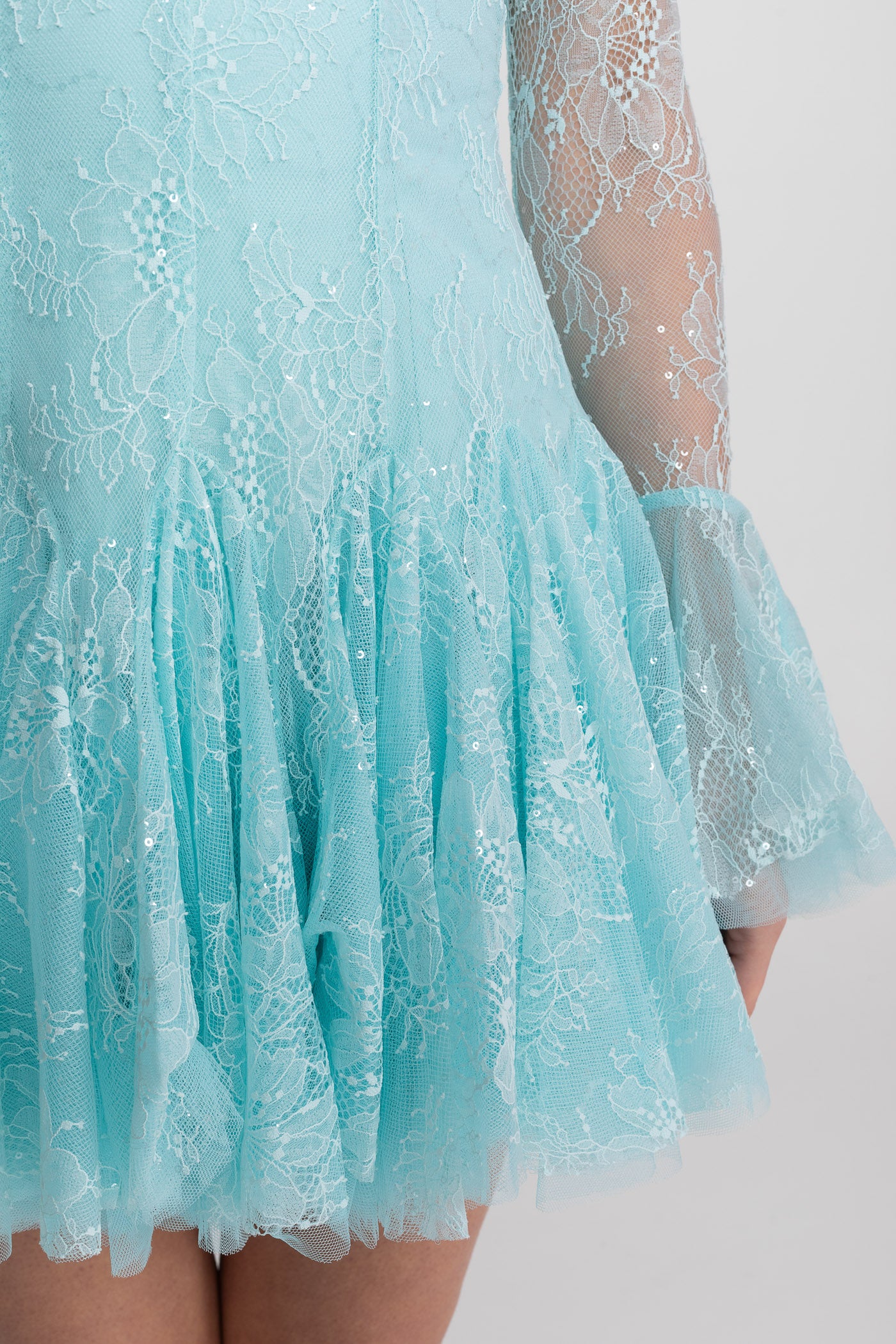 Transparentes Spitzen-Minikleid mit langen Ärmeln und gerafftem Saum - Teal