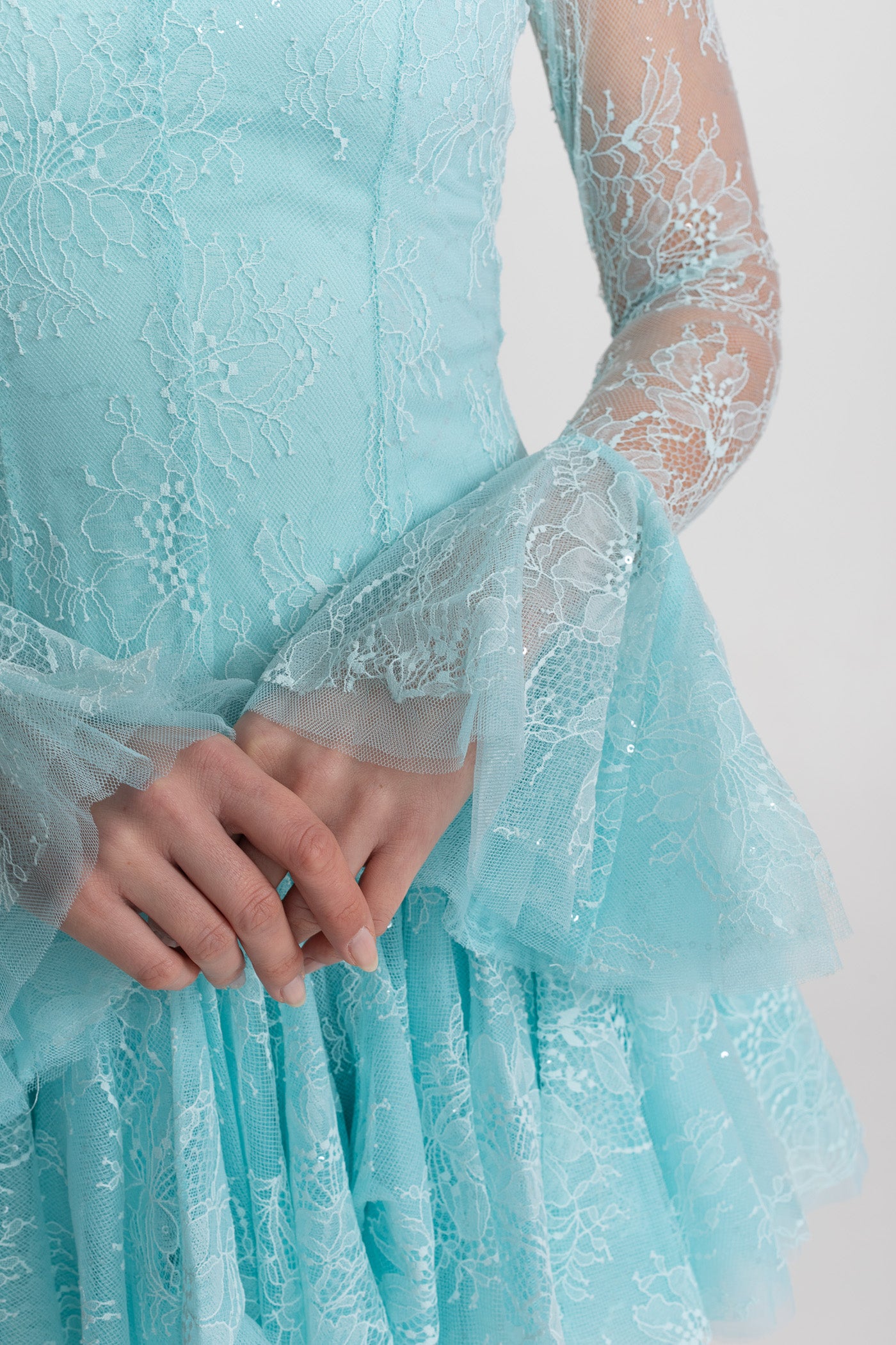 Transparentes Spitzen-Minikleid mit langen Ärmeln und gerafftem Saum - Teal