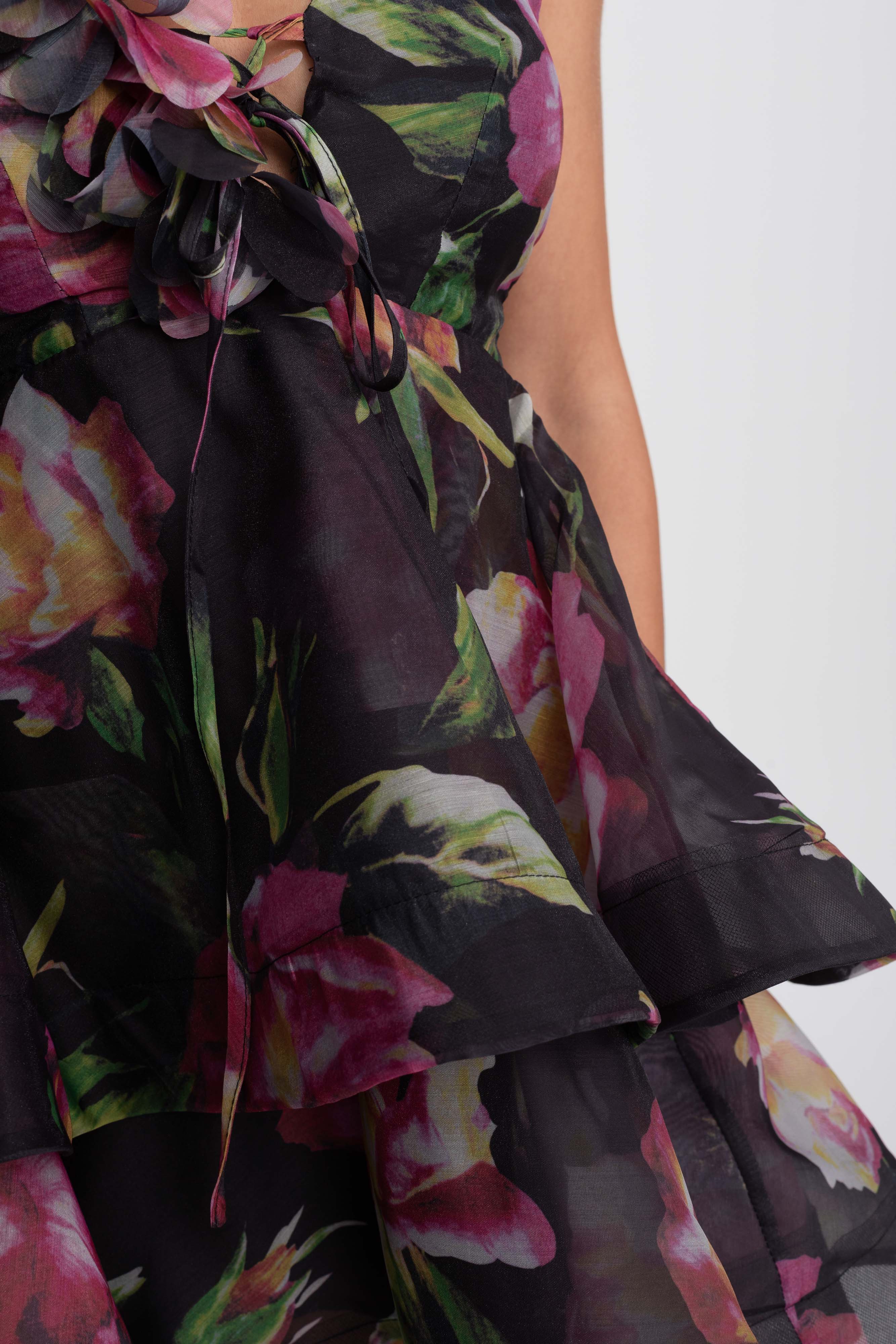 Mini-Kleid mit Blumenprint und Stufen, mit gerafftem Schulterträger – Schwarz