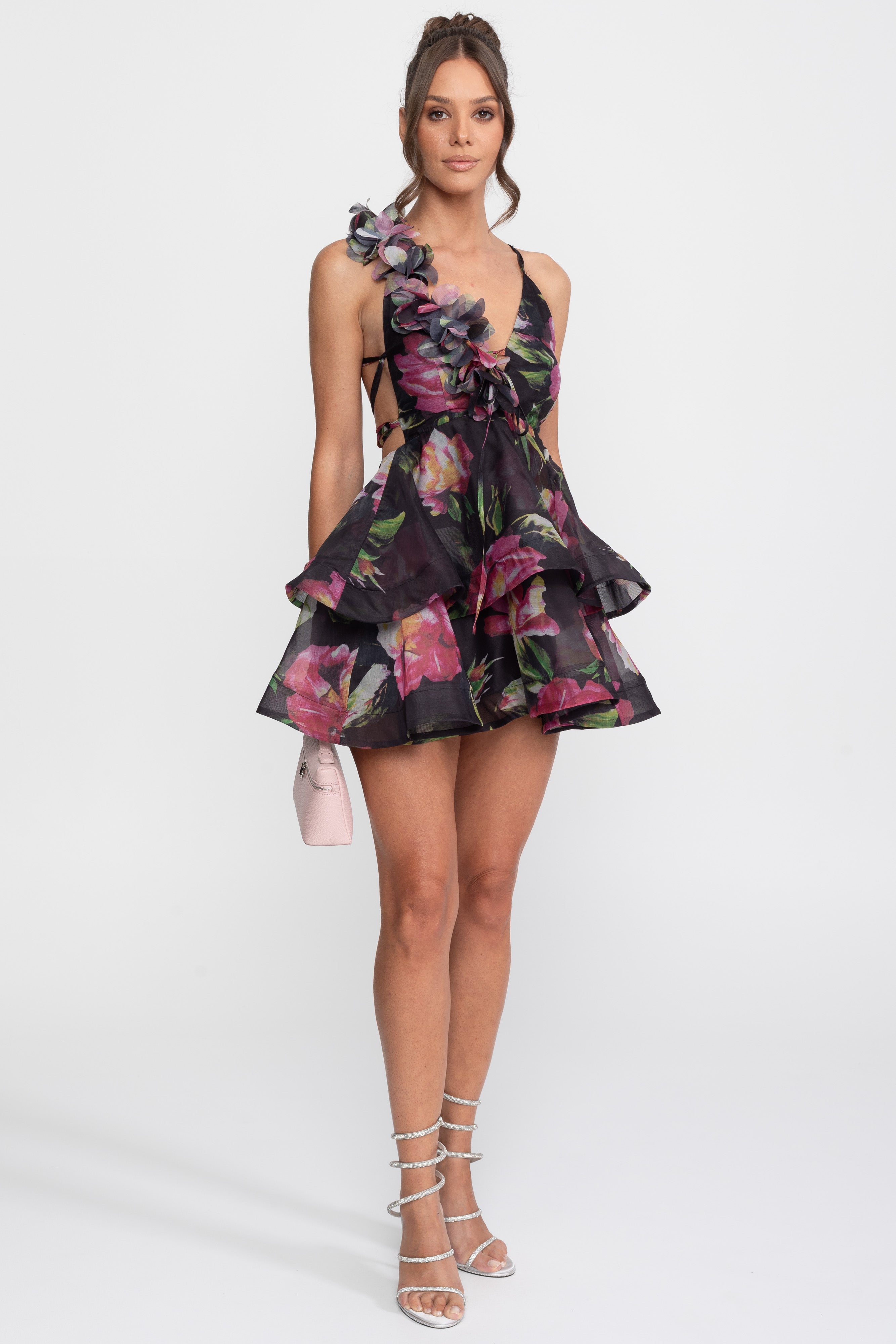 Mini-Kleid mit Blumenprint und Stufen, mit gerafftem Schulterträger – Schwarz