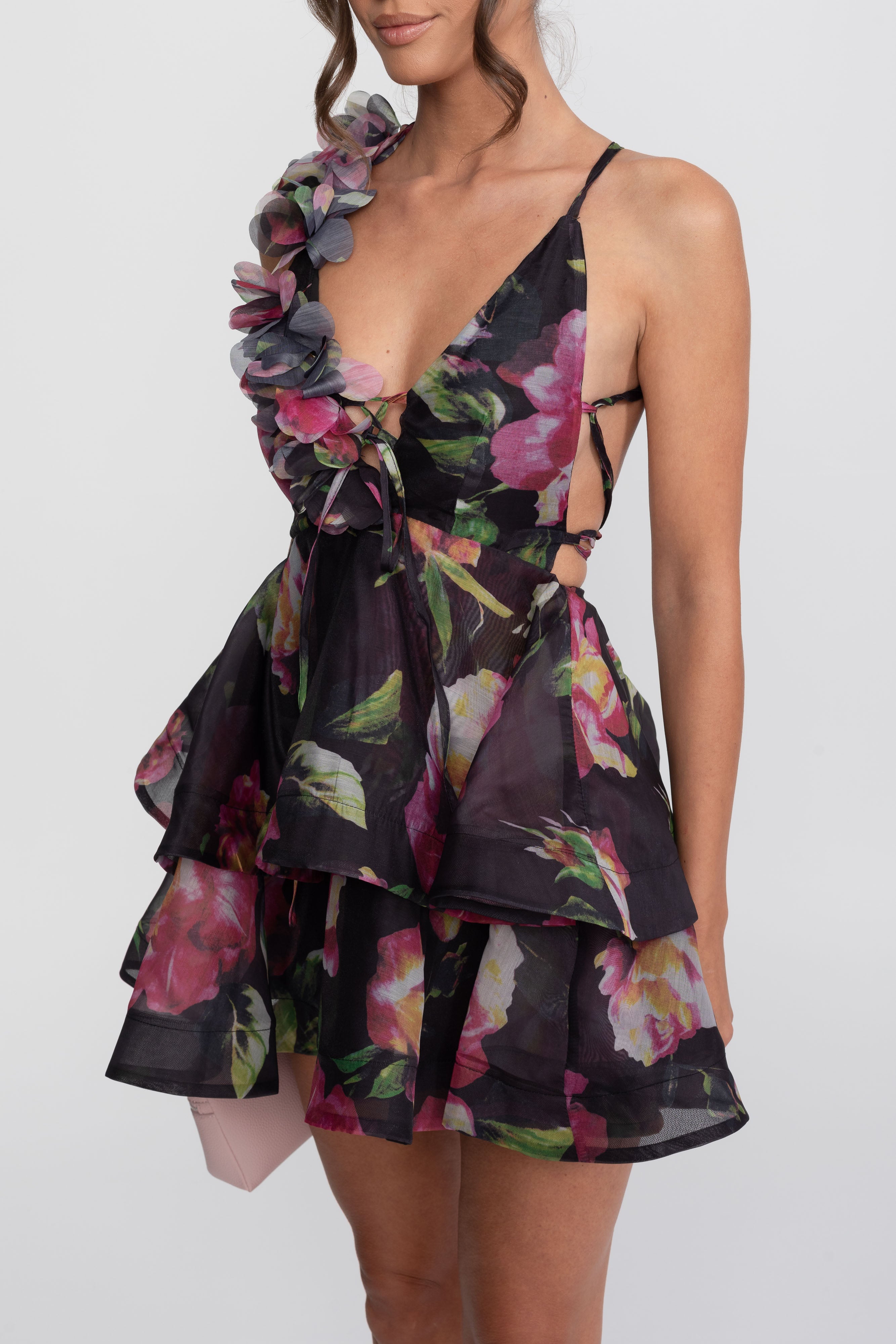 Mini-Kleid mit Blumenprint und Stufen, mit gerafftem Schulterträger – Schwarz