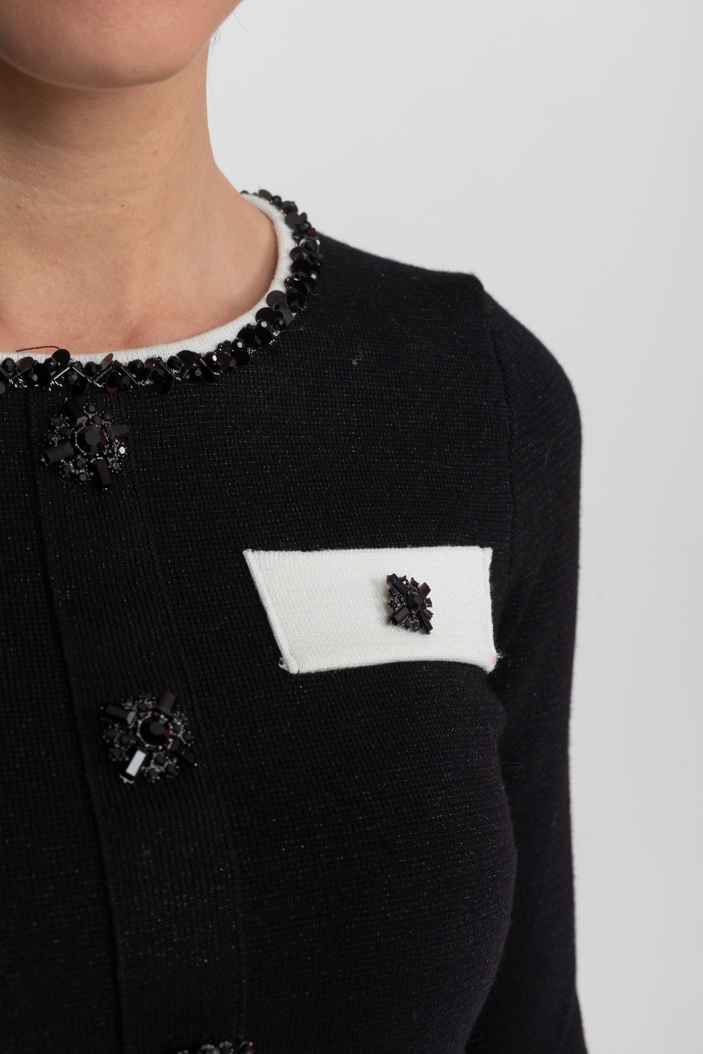 Langärbiges Strick-Co-Ord-Set mit kontrastierendem Besatz und funkelnden Verzierungen - Schwarz