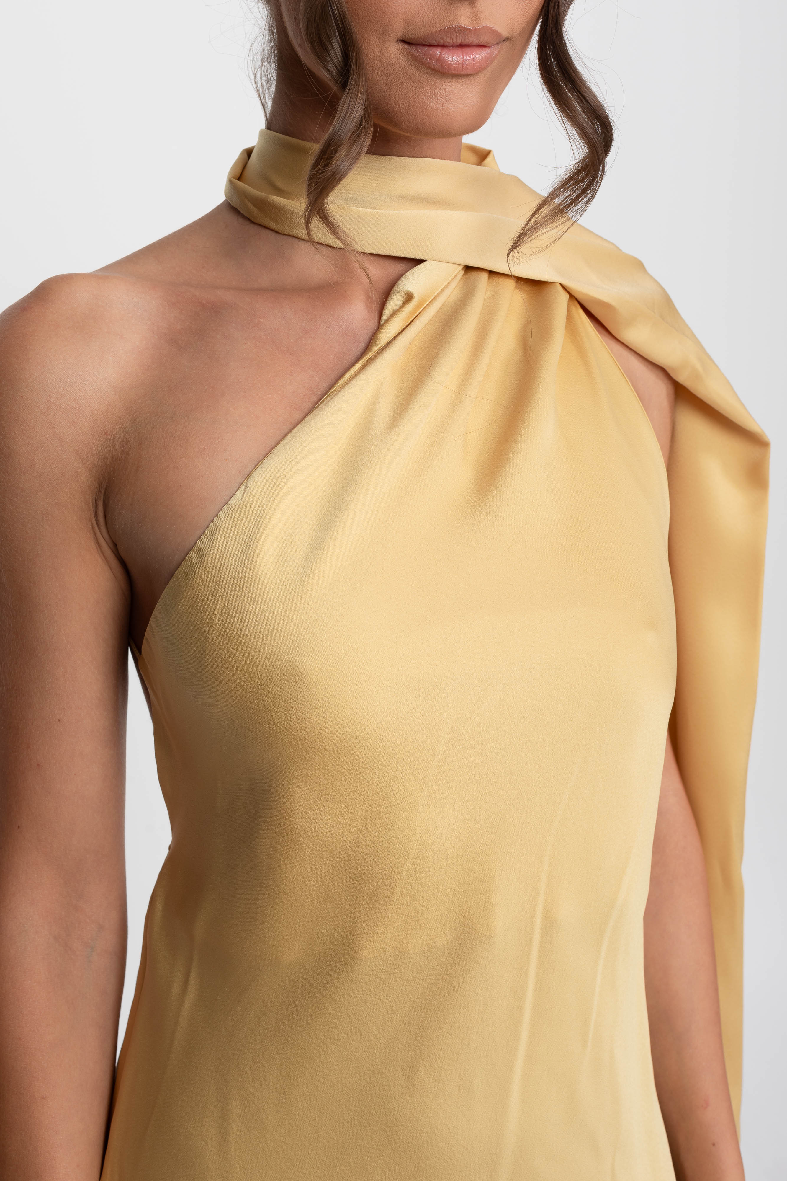 Twist-Halfter-Satin-Slip-Kleid mit asymmetrischem Ausschnitt - Gelb