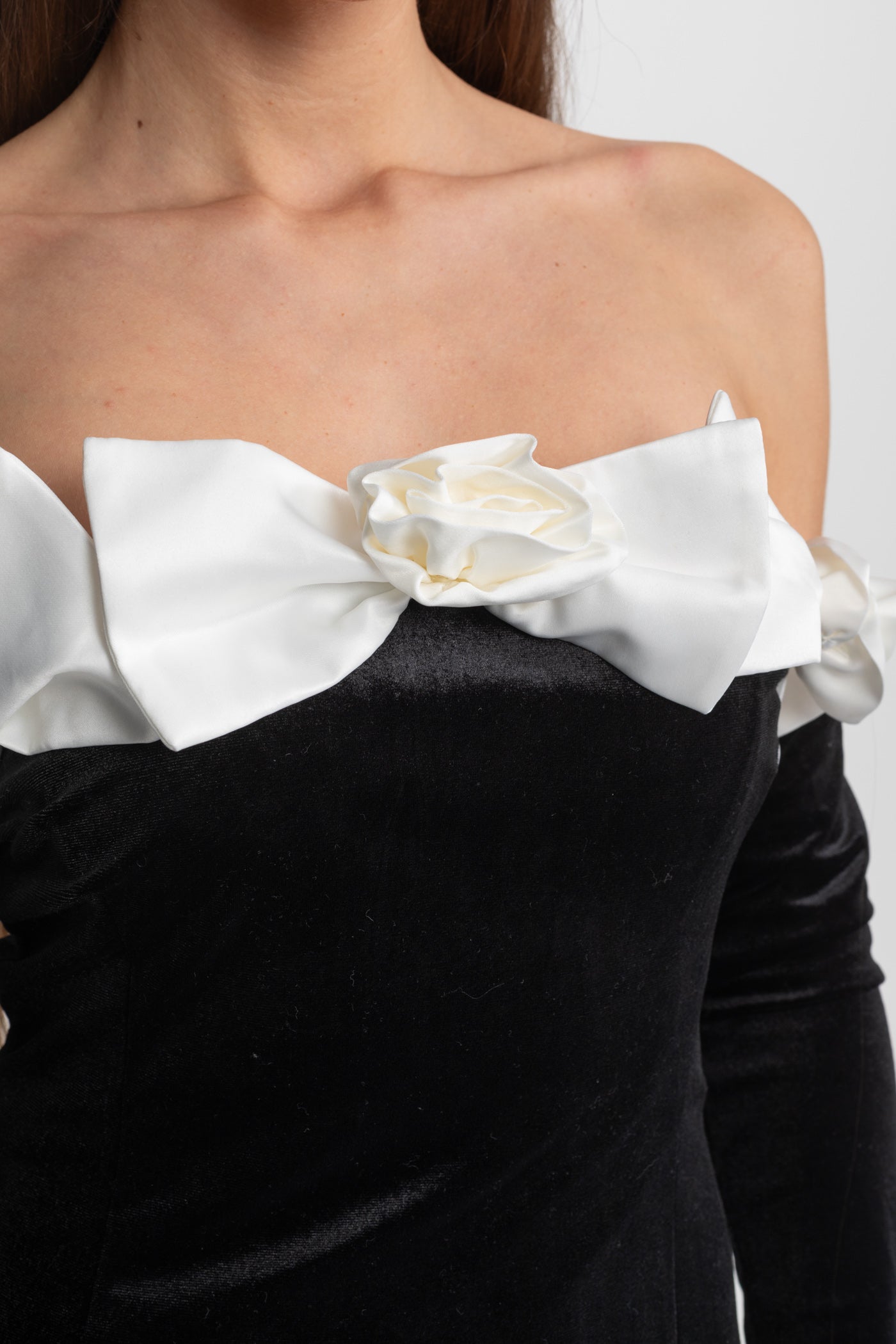 Maxikleid aus Samt, trägerlos, mit floraler Schleifenapplikation – Schwarz