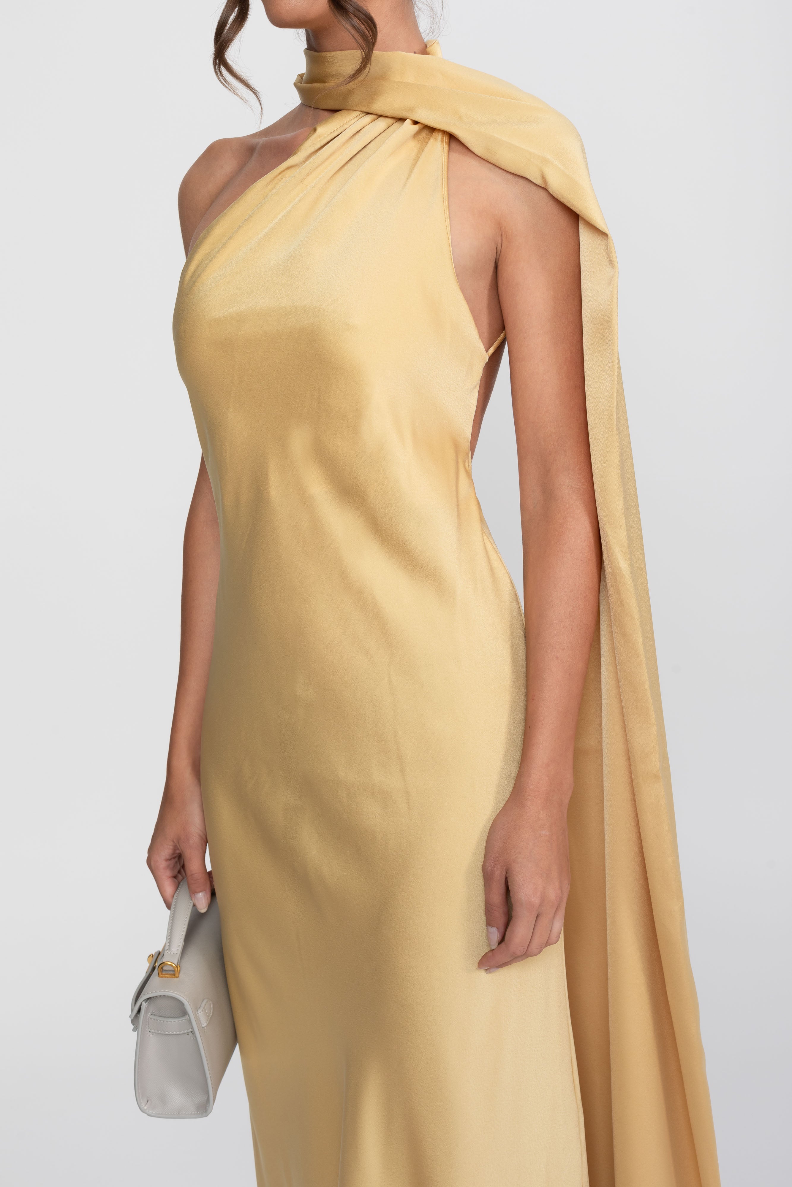 Twist-Halfter-Satin-Slip-Kleid mit asymmetrischem Ausschnitt - Gelb