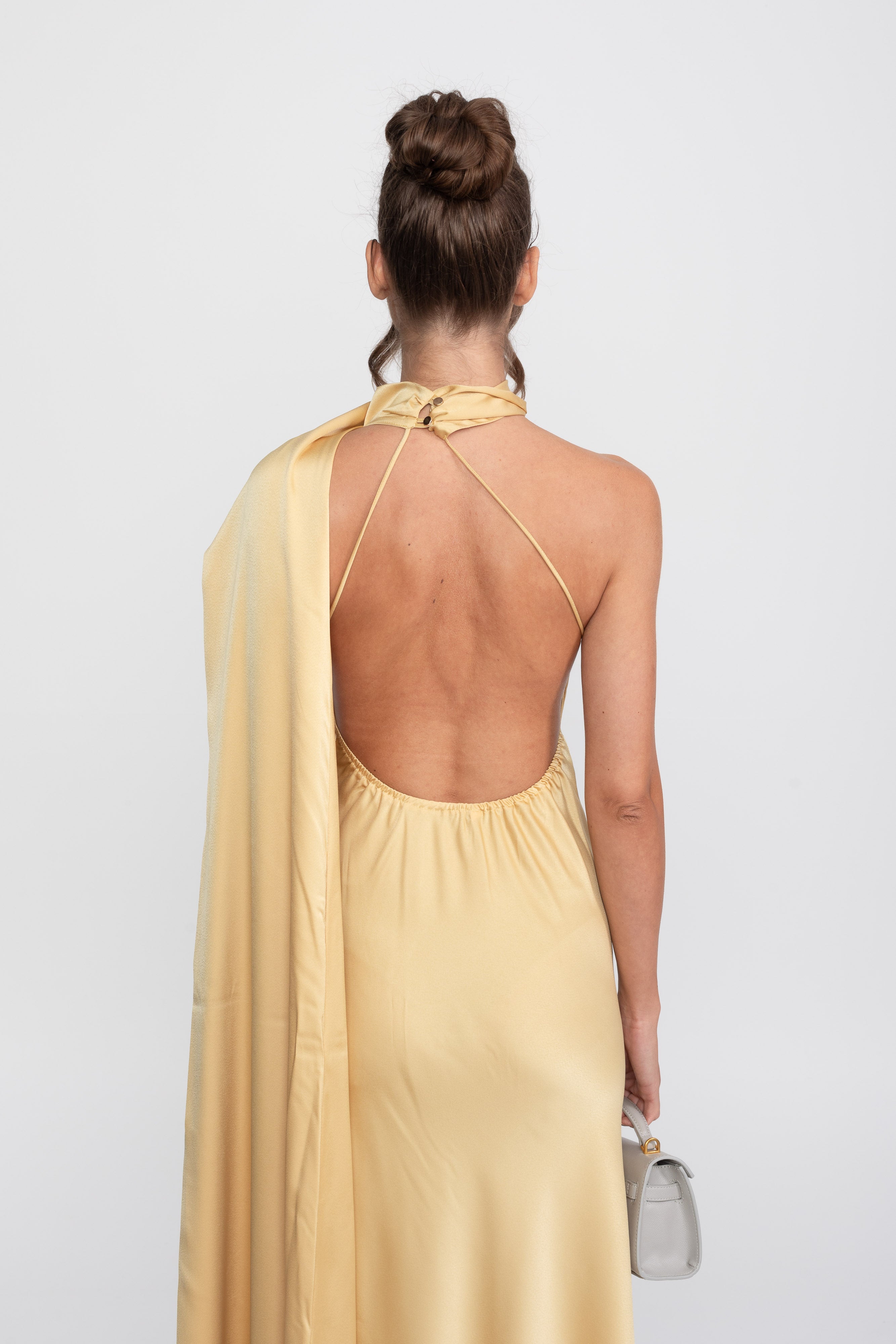 Twist-Halfter-Satin-Slip-Kleid mit asymmetrischem Ausschnitt - Gelb