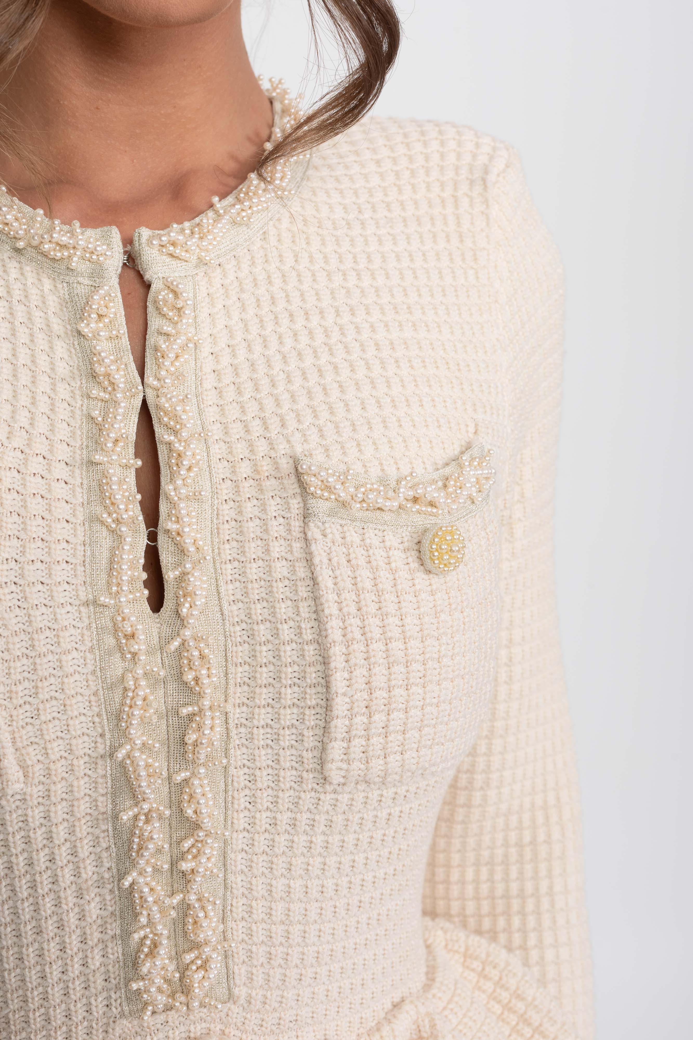 Gestricktes Peplum-Kleid mit Fransenabschluss und Brusttaschen vorne - Beige