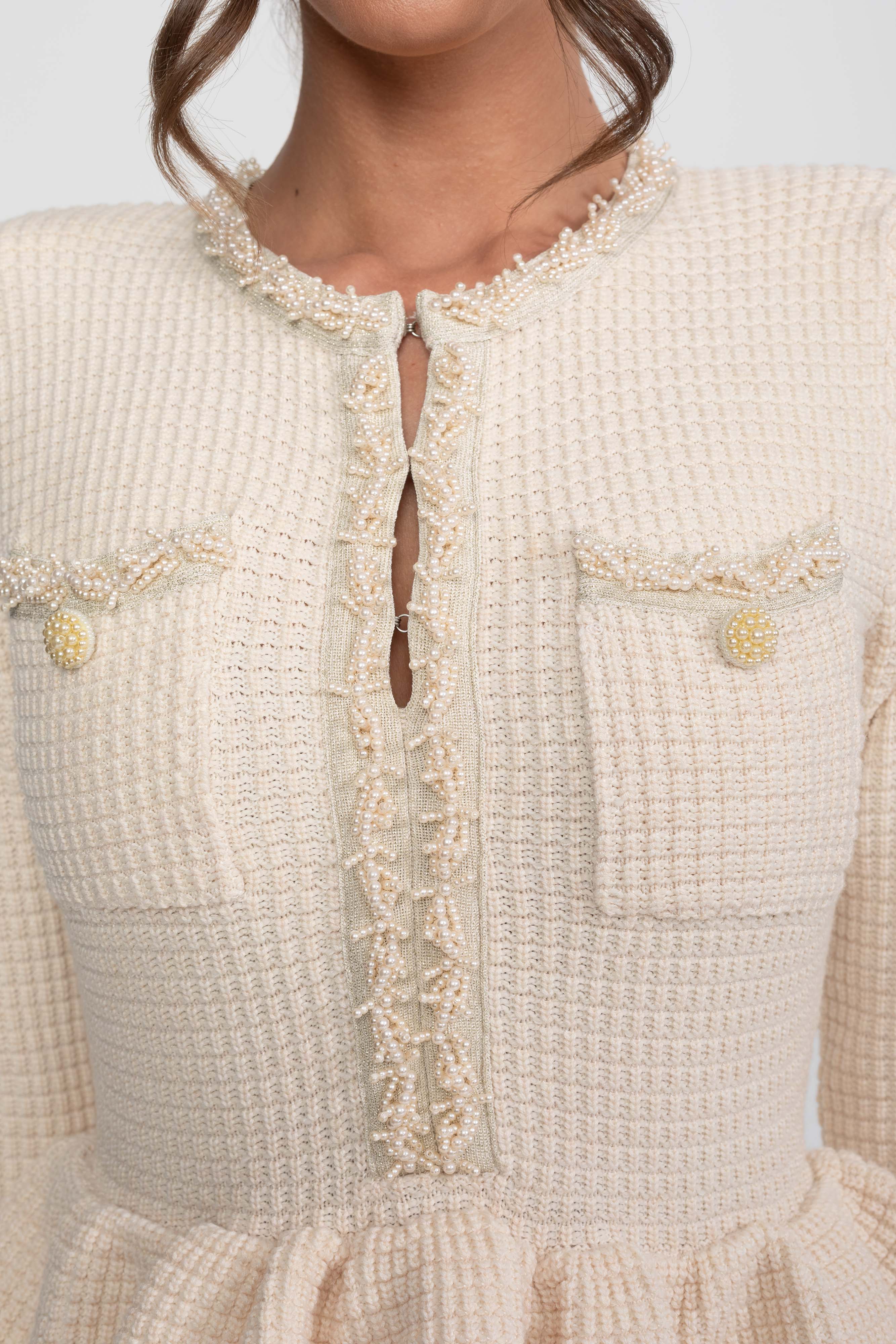 Gestricktes Peplum-Kleid mit Fransenabschluss und Brusttaschen vorne - Beige