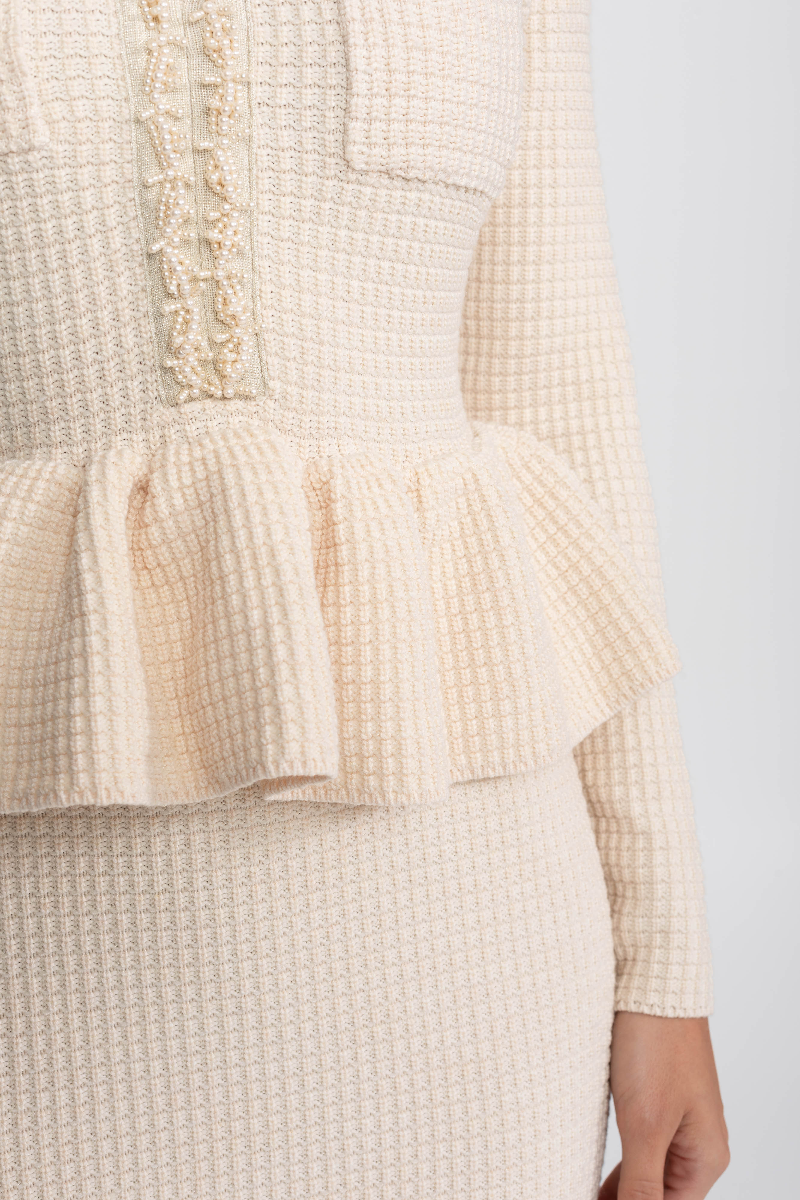 Gestricktes Peplum-Kleid mit Fransenabschluss und Brusttaschen vorne - Beige