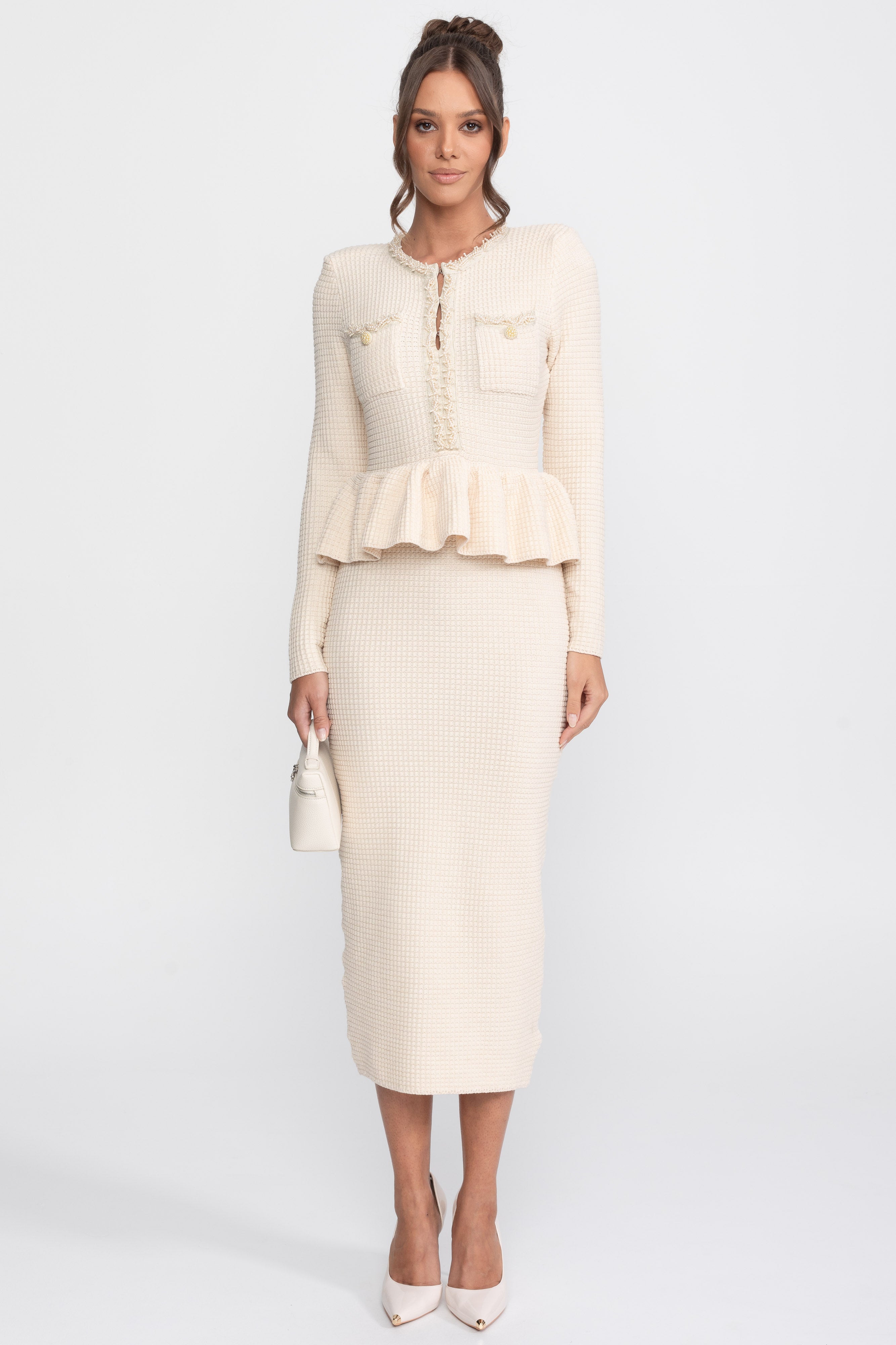 Gestricktes Peplum-Kleid mit Fransenabschluss und Brusttaschen vorne - Beige