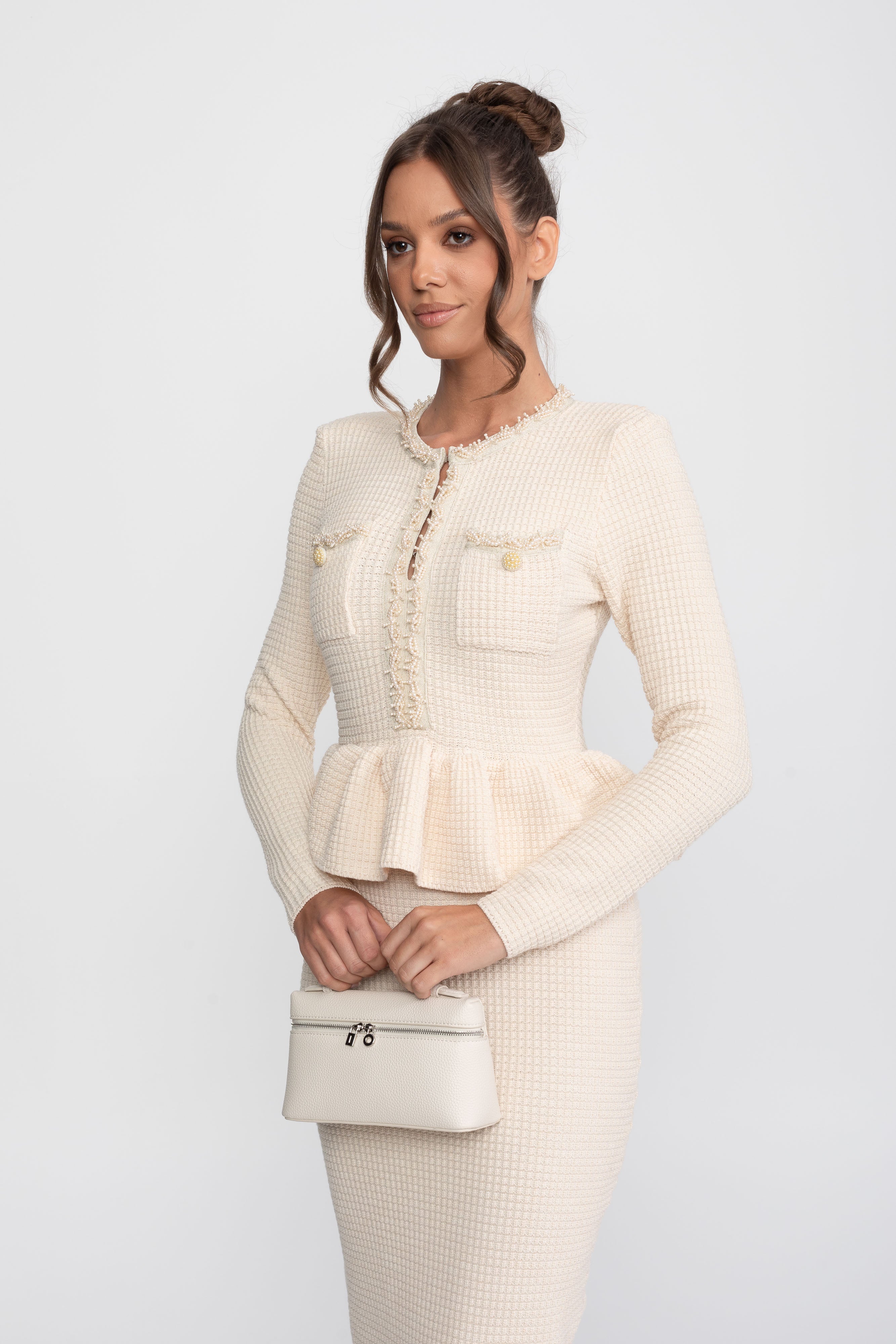 Gestricktes Peplum-Kleid mit Fransenabschluss und Brusttaschen vorne - Beige