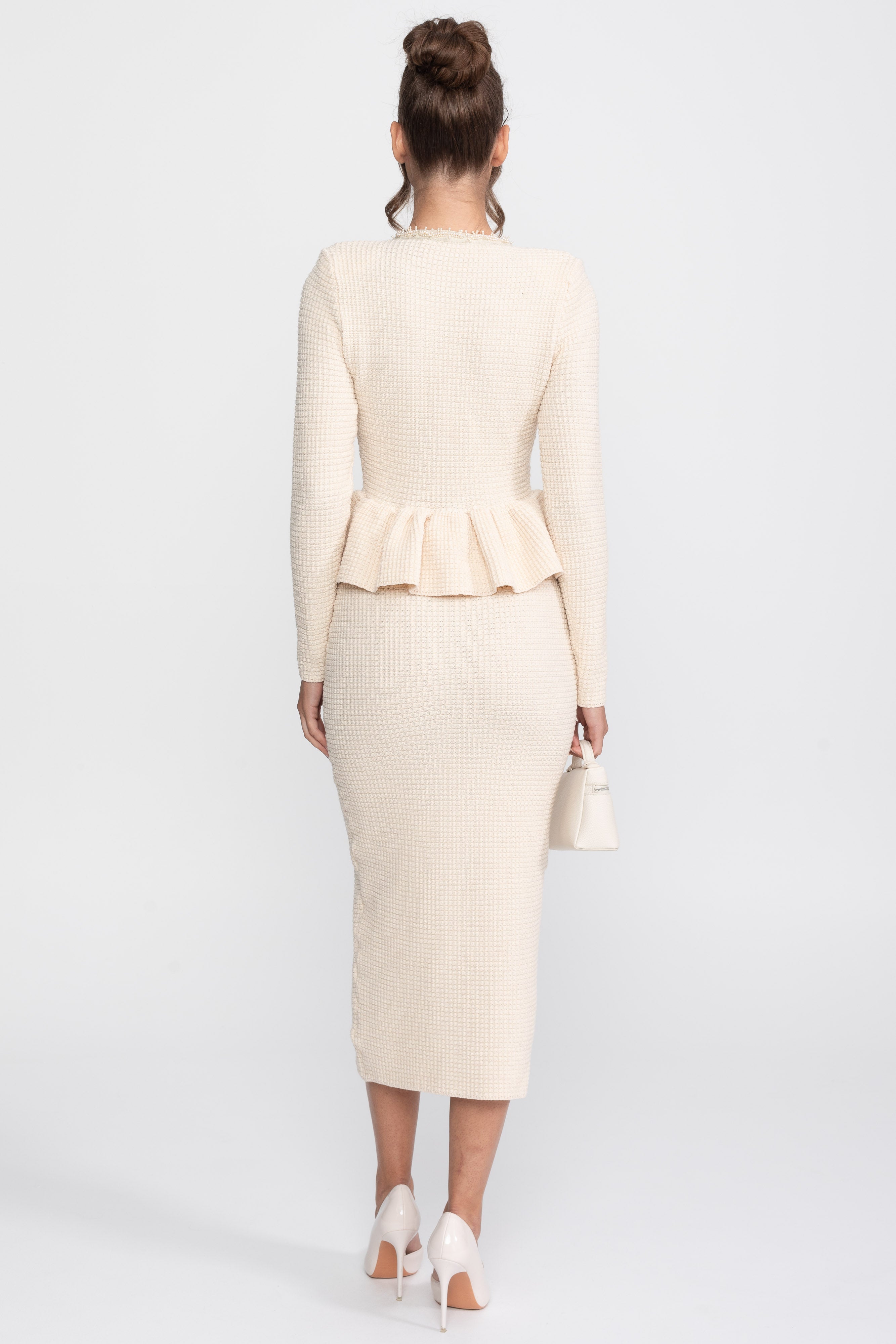 Gestricktes Peplum-Kleid mit Fransenabschluss und Brusttaschen vorne - Beige