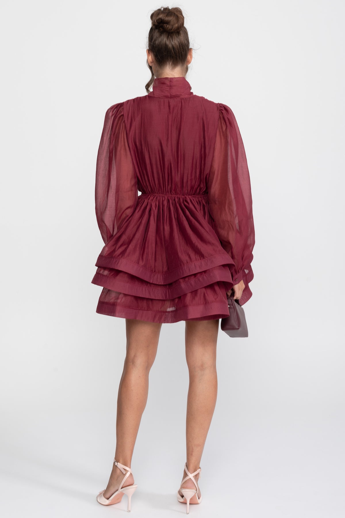 Mini-Kleid mit hohem Kragen, Puffärmeln, Stufen-Rüschenrock und Schleife - Wine