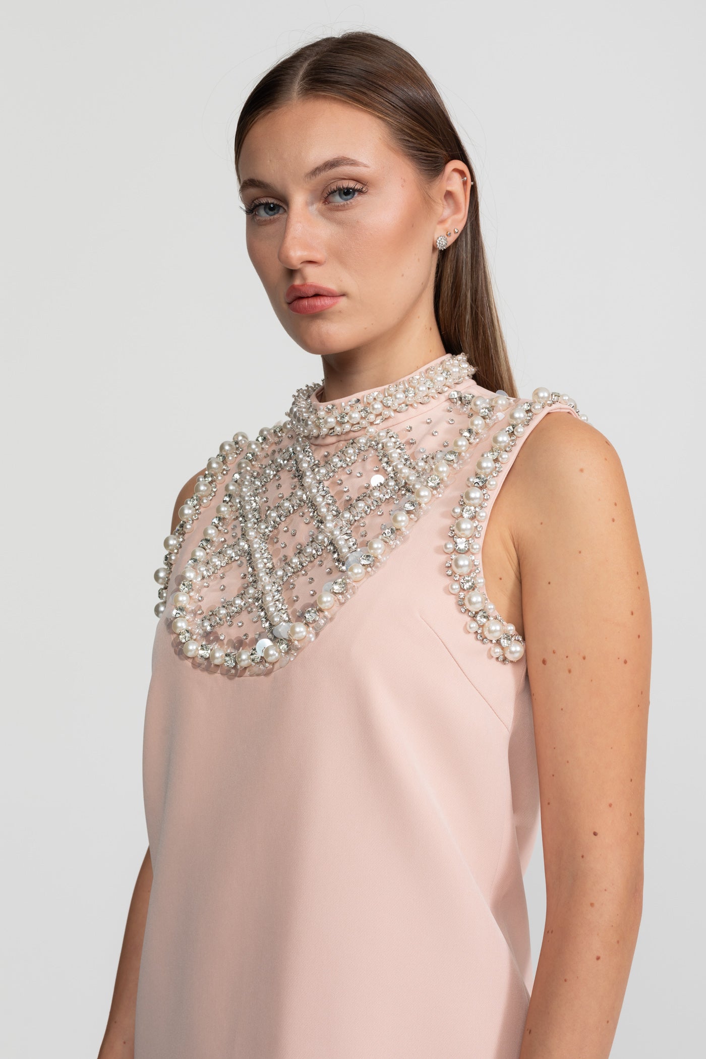 Verziertes ärmelloses Minikleid mit hohem Ausschnitt - Blush Pink