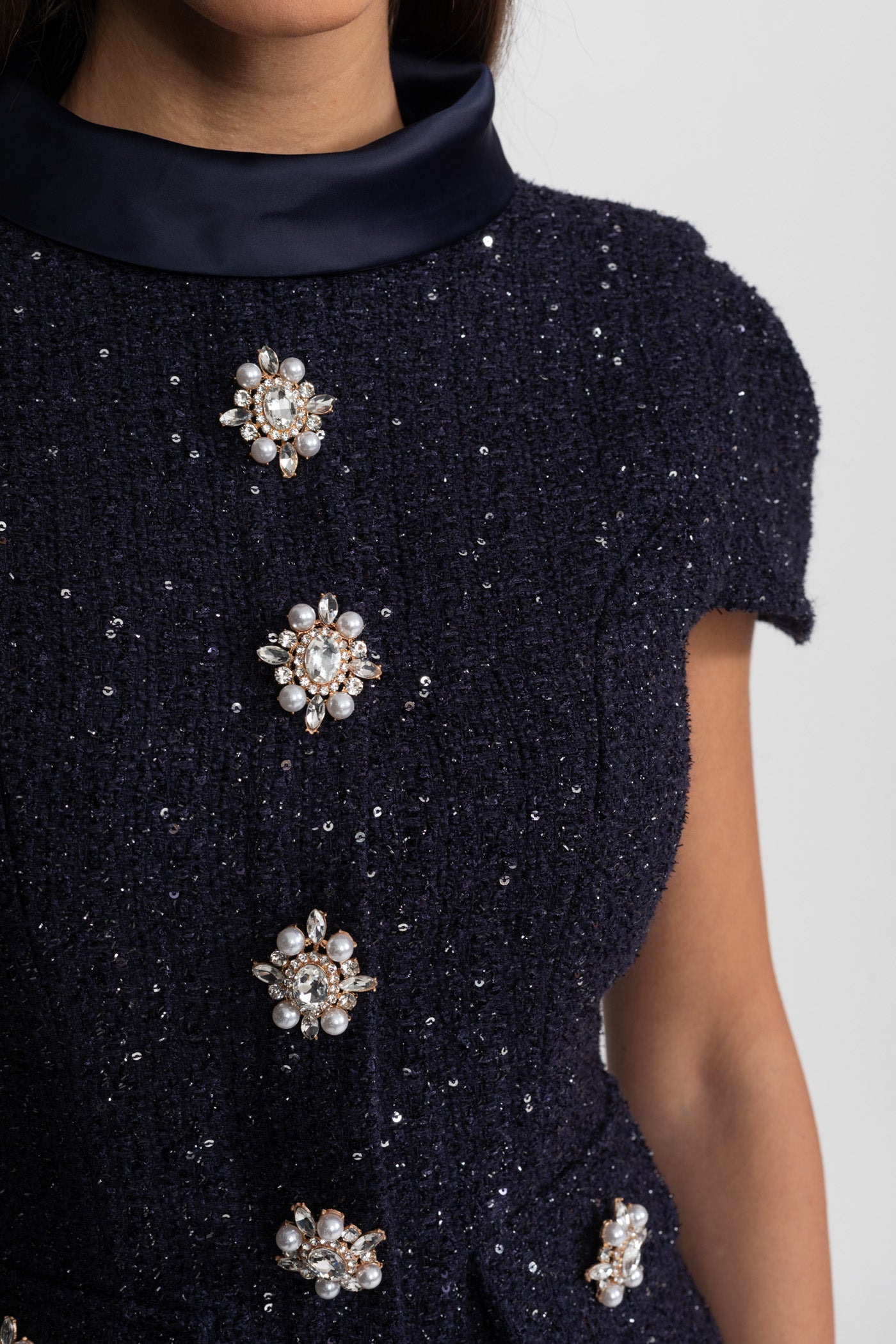 Co-Ord-Set mit Tweed-verziertem Oberteil und Satin-Maxi-Rock - Navy