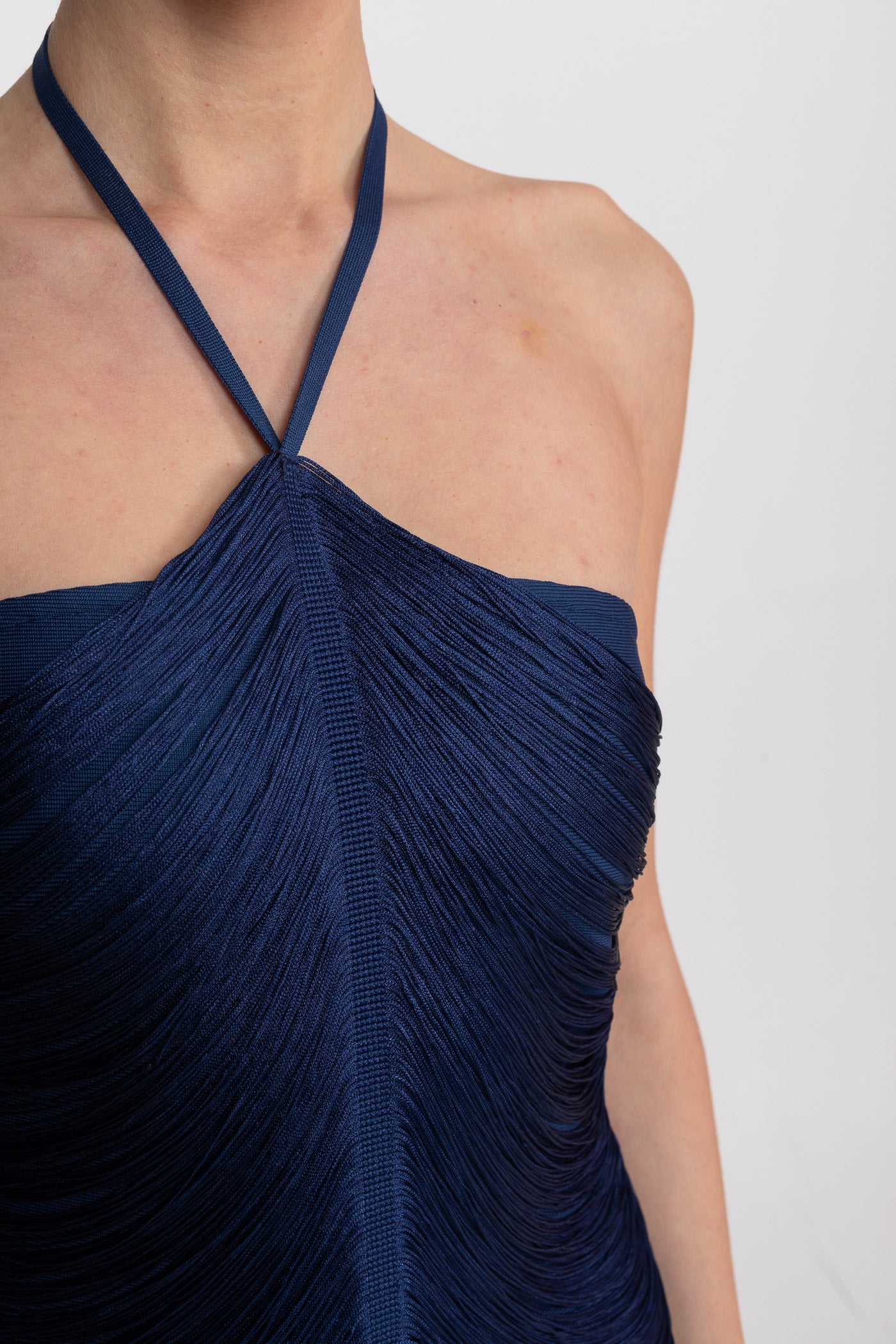 Midikleid mit Neckholder und durchgehend plissierter Textur – Blau