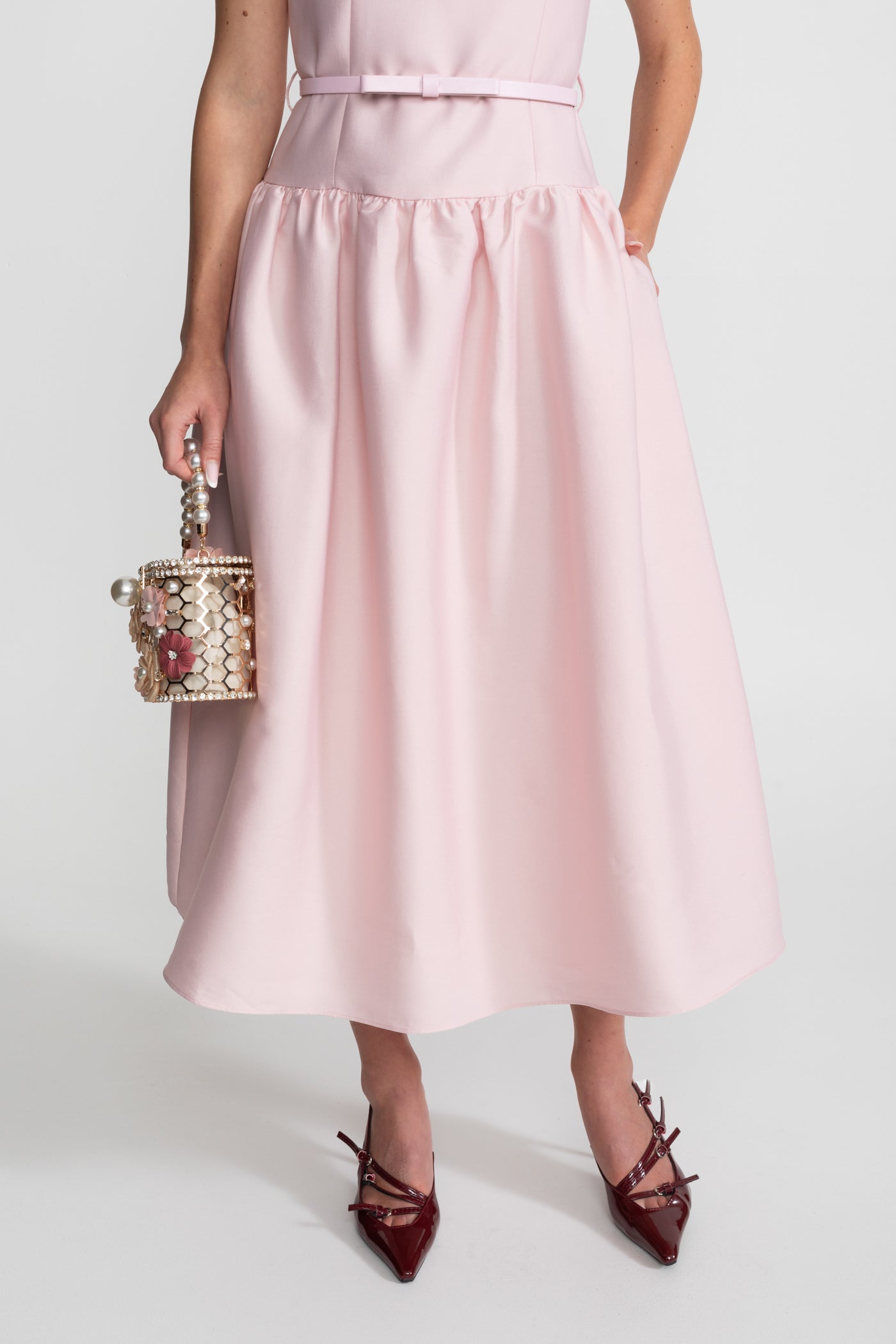 Ärmelloses Midikleid mit tailliertem Gürtel und vorderen Taschen – Blush Pink