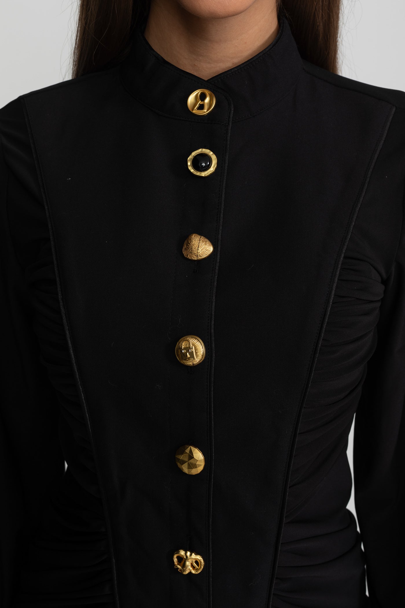 Drapiertes Maxikleid mit goldenen Statement-Knöpfen – Schwarz