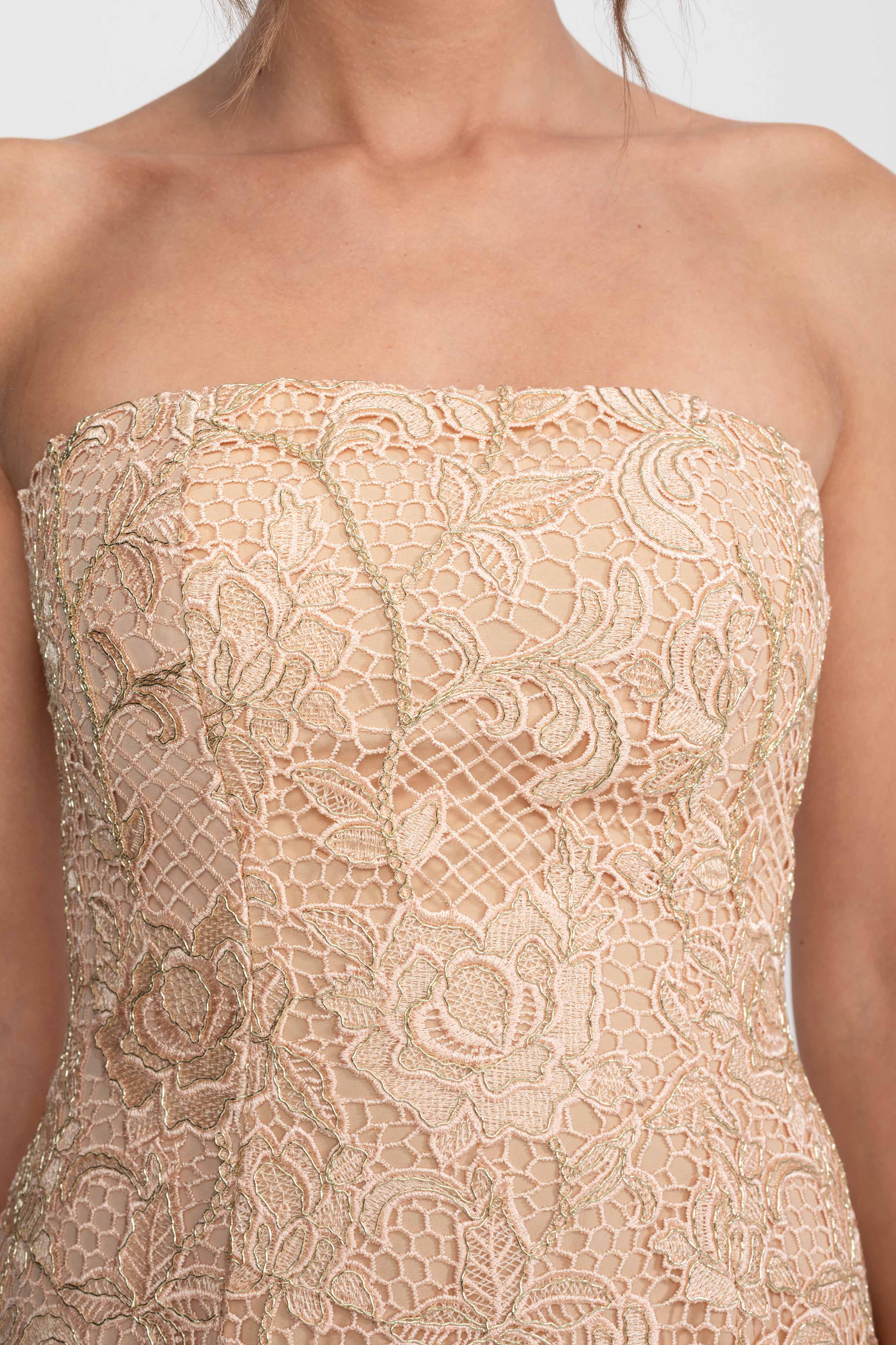 Schulterfreies Ballkleid aus floraler Spitze mit vollem A-Linien-Rock - Gold
