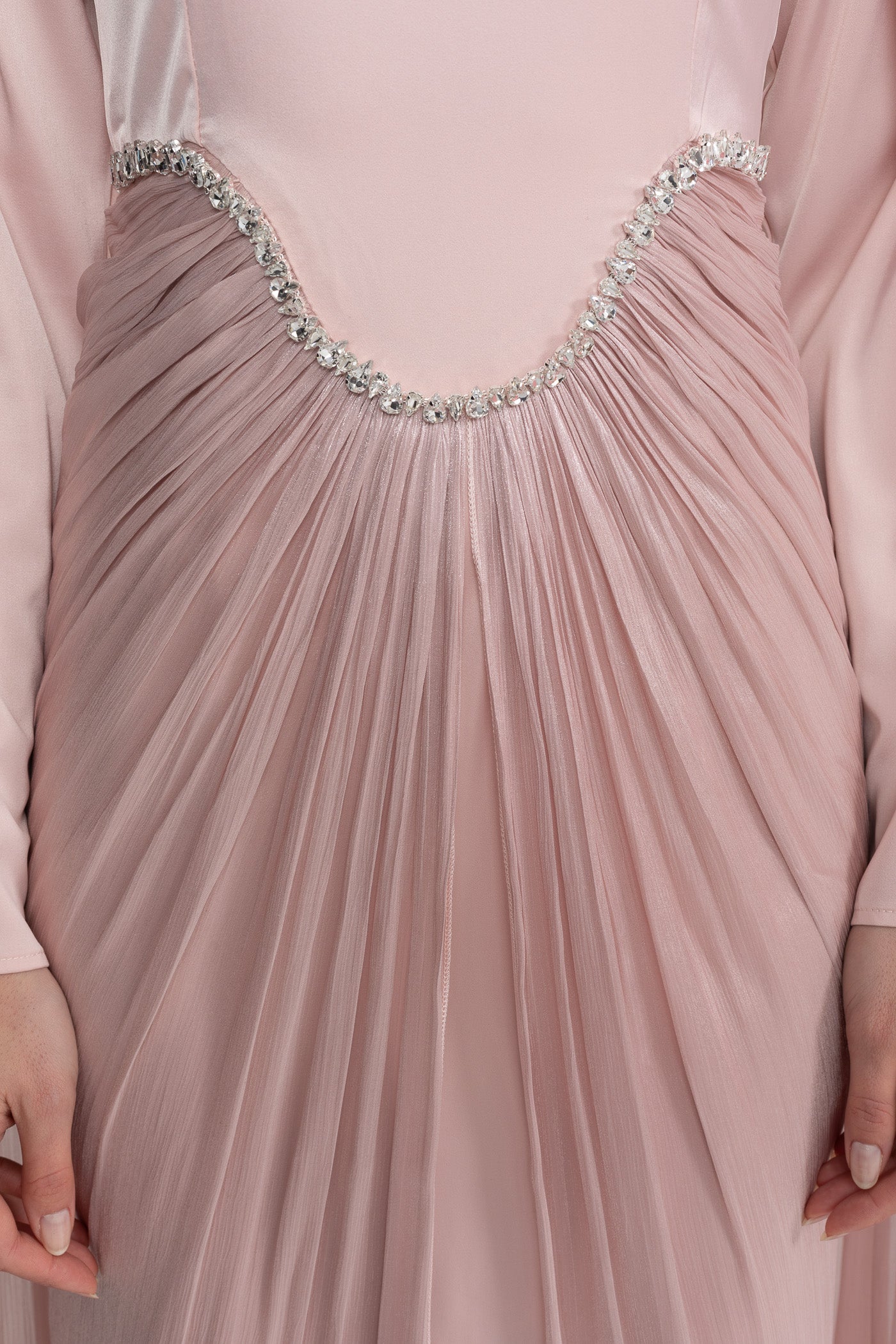Maxikleid mit langen Ärmeln, drapiertem Überwurf und Kristallbesatz an der Taille - Blush Pink
