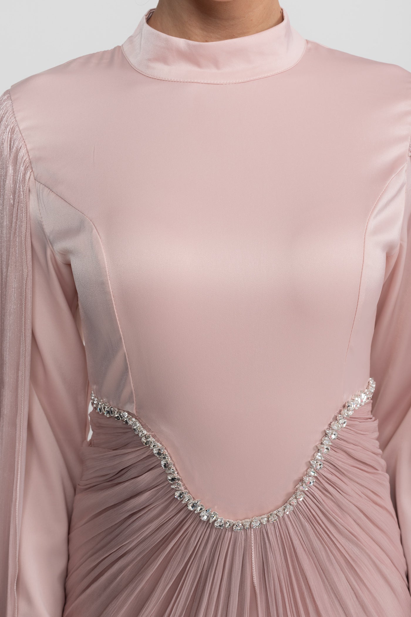 Maxikleid mit langen Ärmeln, drapiertem Überwurf und Kristallbesatz an der Taille - Blush Pink