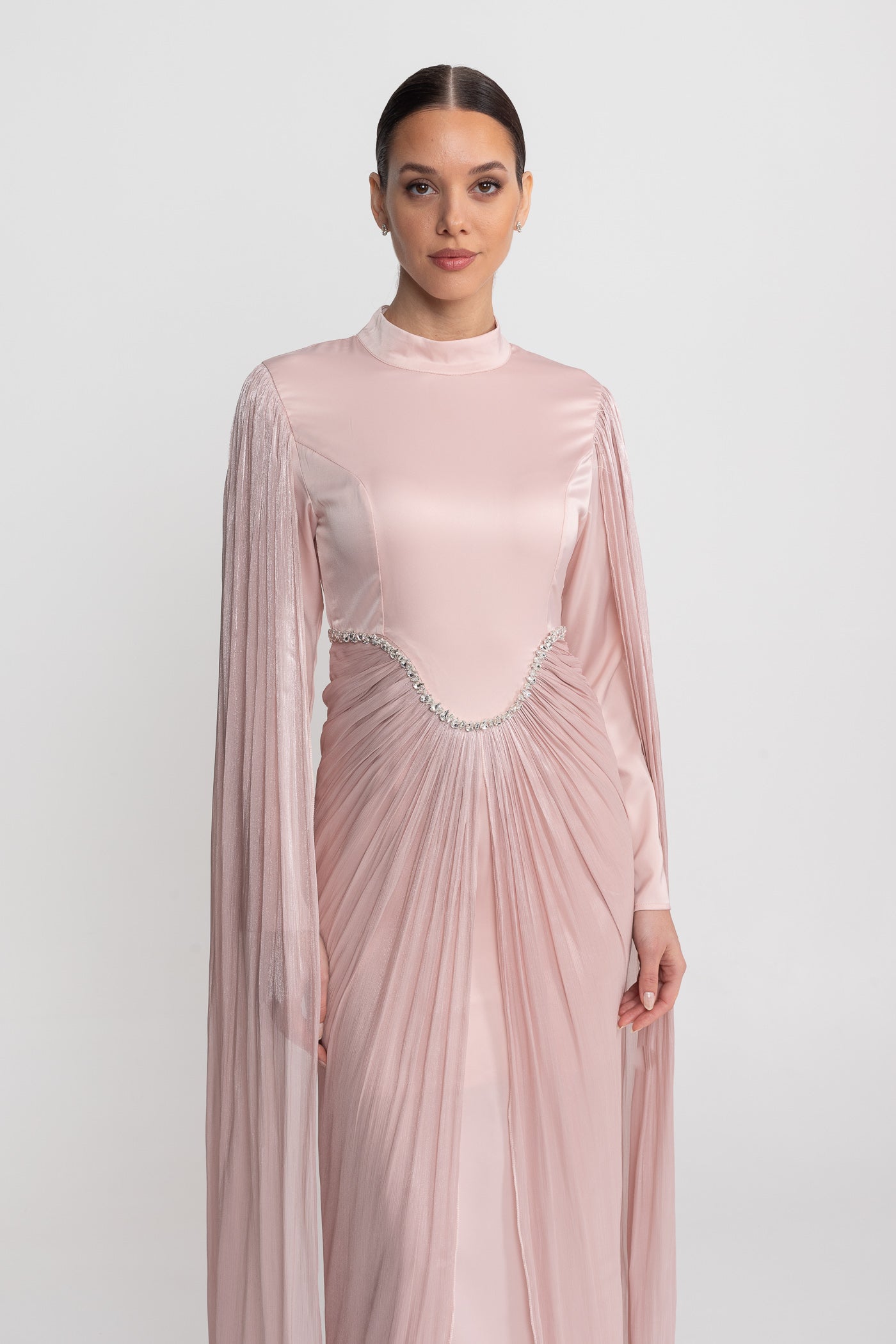 Maxikleid mit langen Ärmeln, drapiertem Überwurf und Kristallbesatz an der Taille - Blush Pink