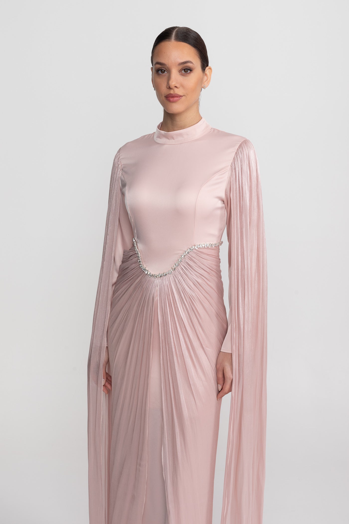 Maxikleid mit langen Ärmeln, drapiertem Überwurf und Kristallbesatz an der Taille - Blush Pink